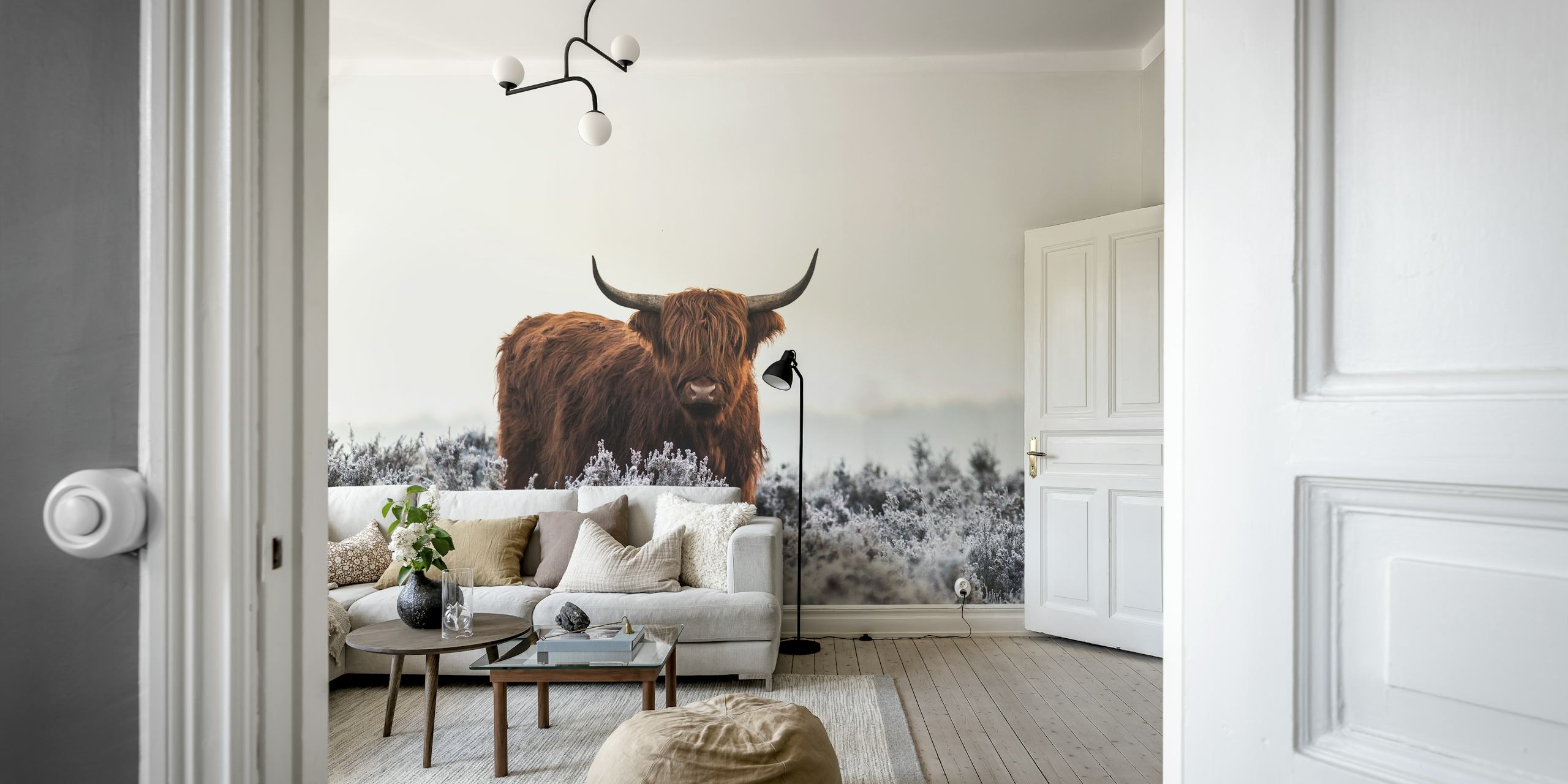 Fotomural vaca de las tierras altas en un páramo brumoso
