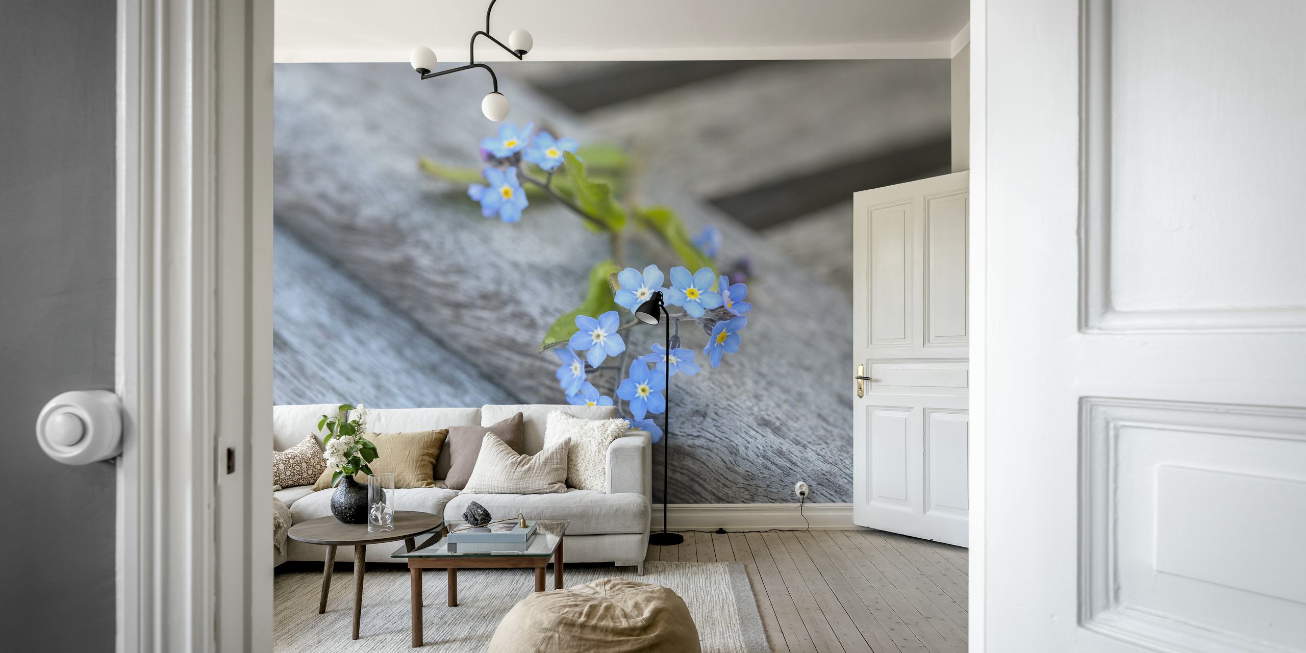 Vergeet-mij-niet bloemen liggend op een rustieke houten muurschildering