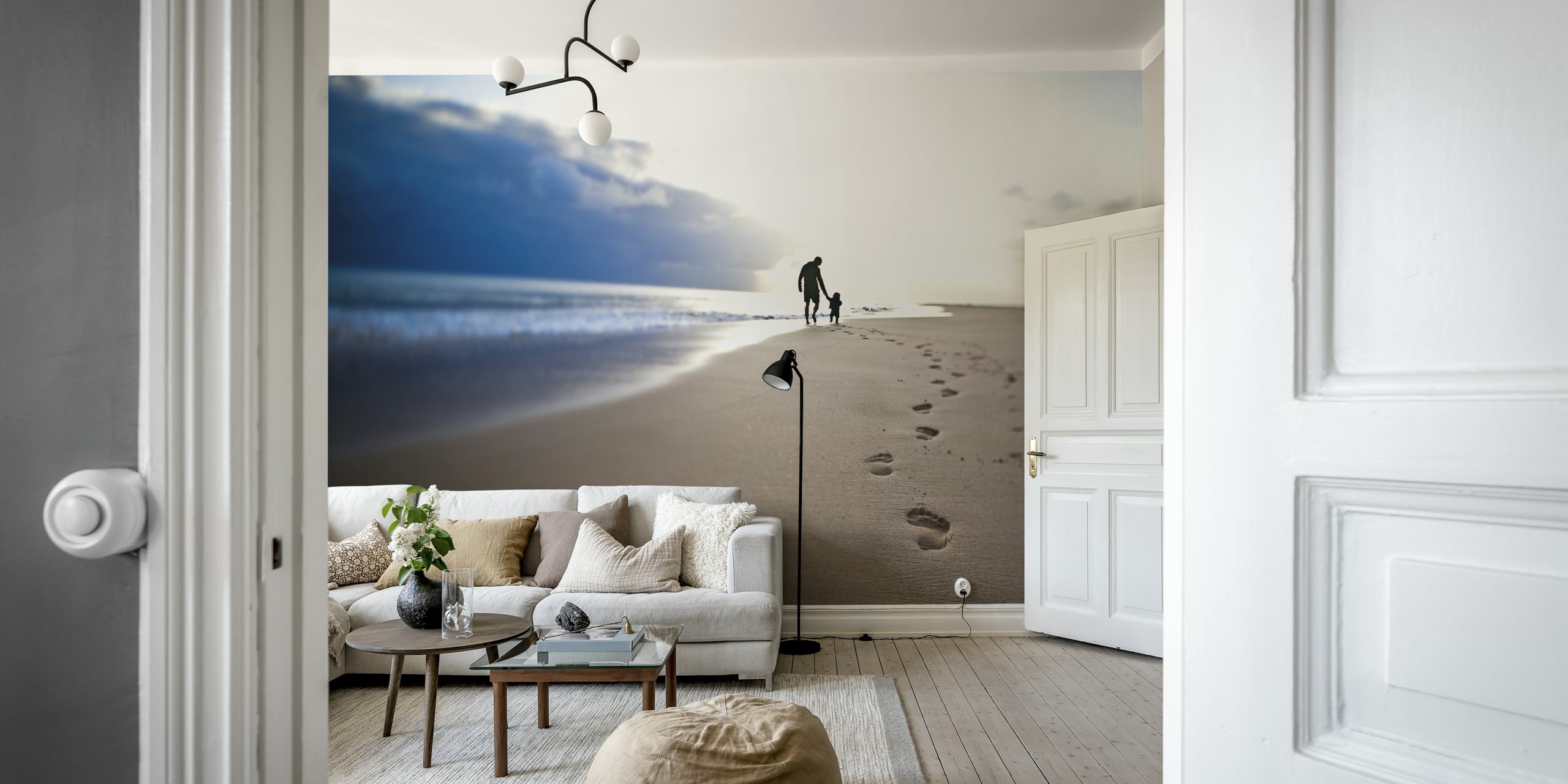 En silhuett av en far og sønn som går på stranden, fanget i veggmaleriet Far og sønn.