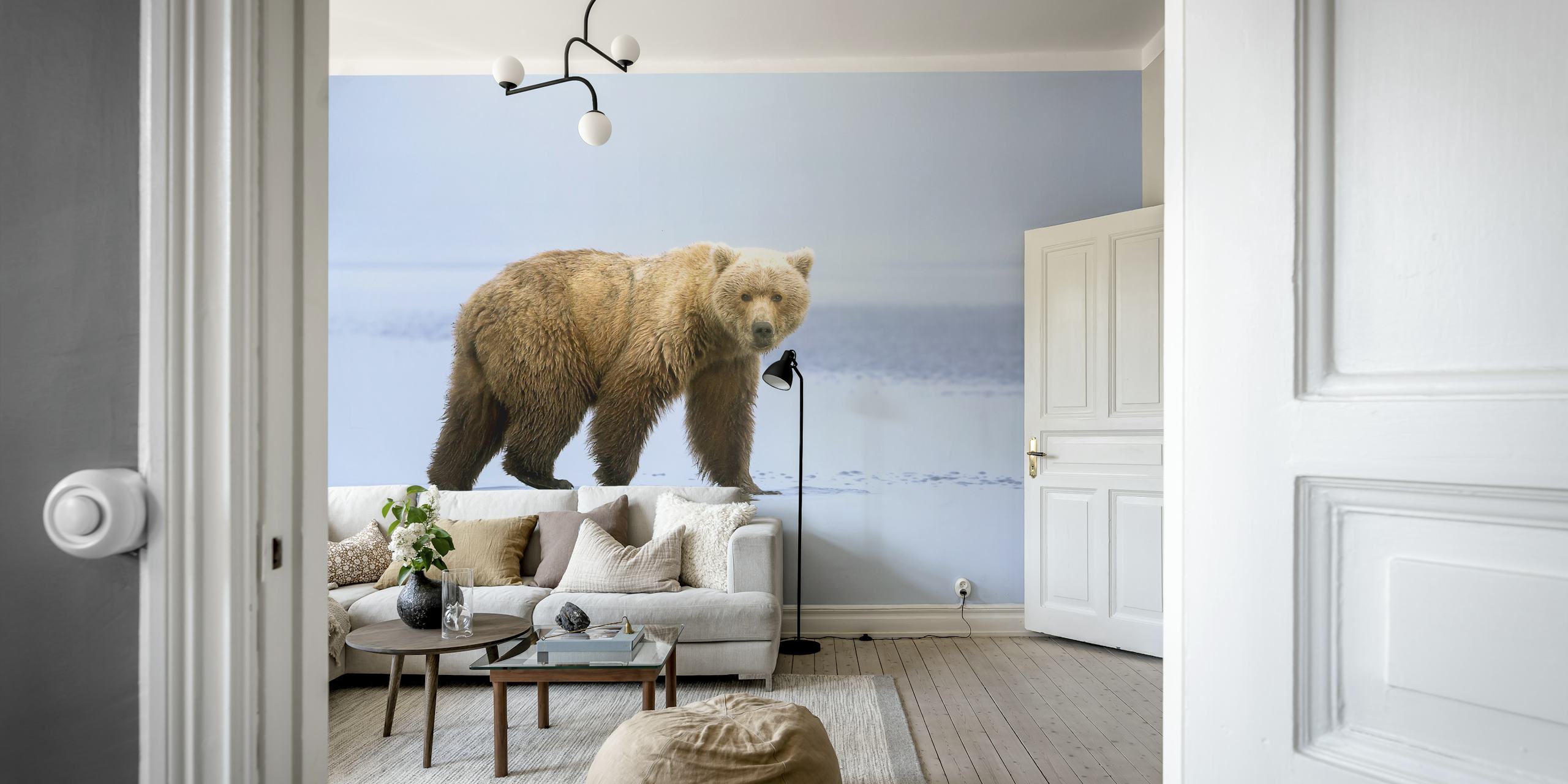 Papier peint mural Un ours marchant au bord d'un lac calme