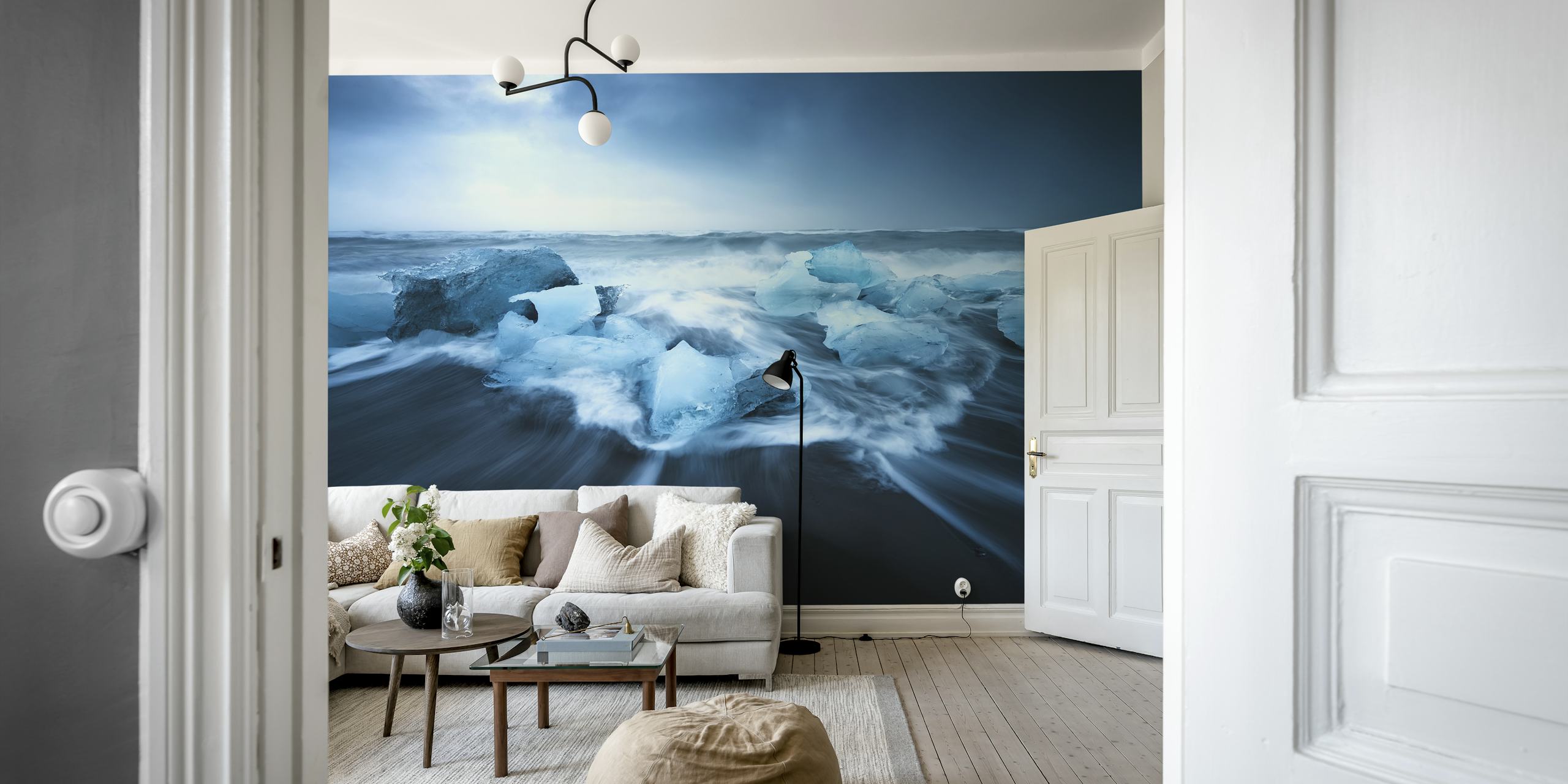 Dynamisk blå is-vægmaleri med havbølger, der plasker over iskolde formationer