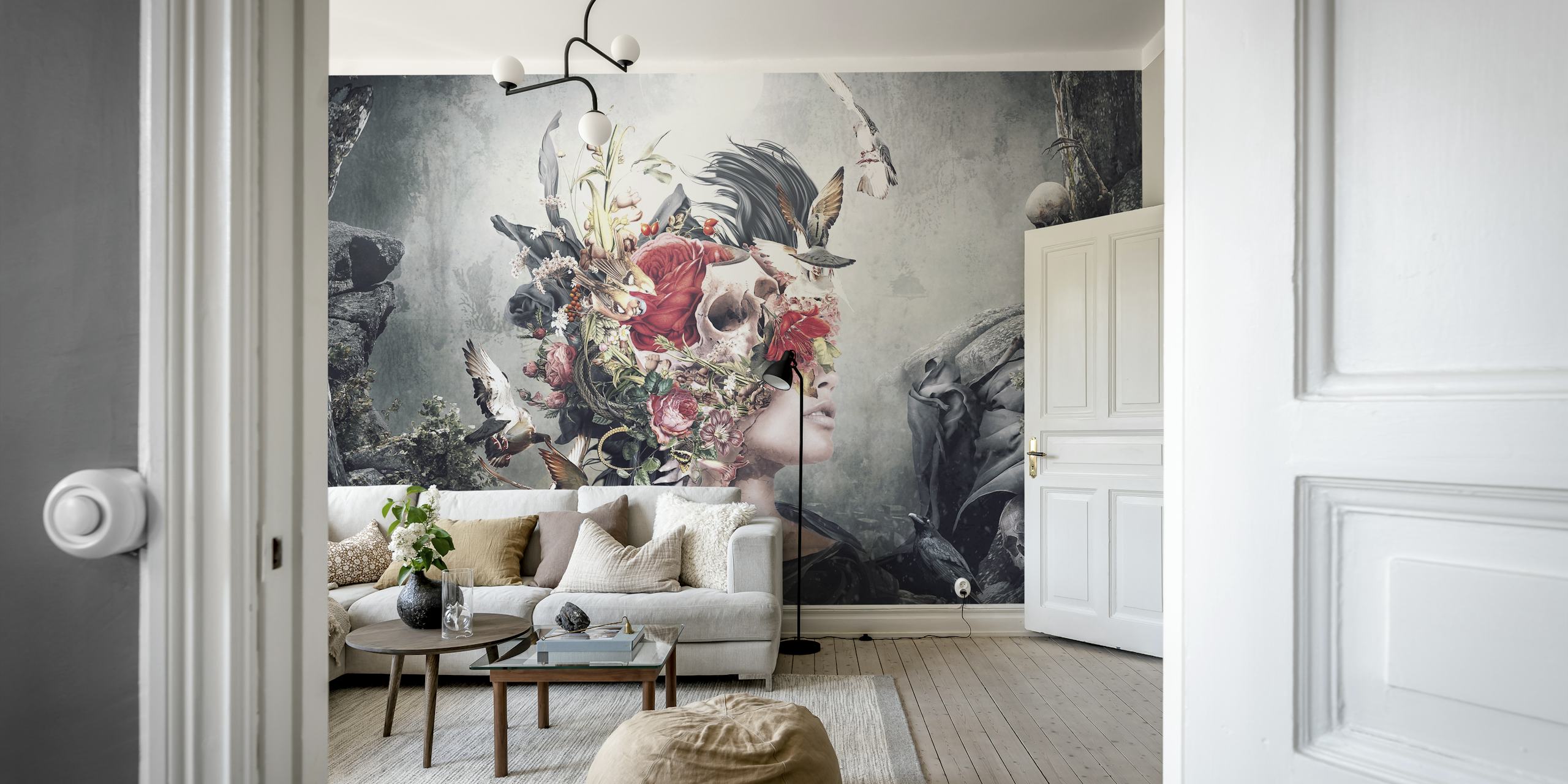 Mural de parede surreal apresentando uma figura com um capacete floral e de penas em tons suaves