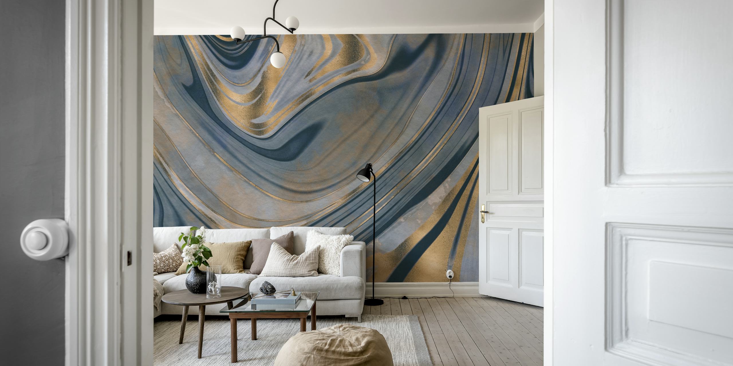 Grijs en goud gemarmerd behang met vloeiende patronen en een luxe uitstraling