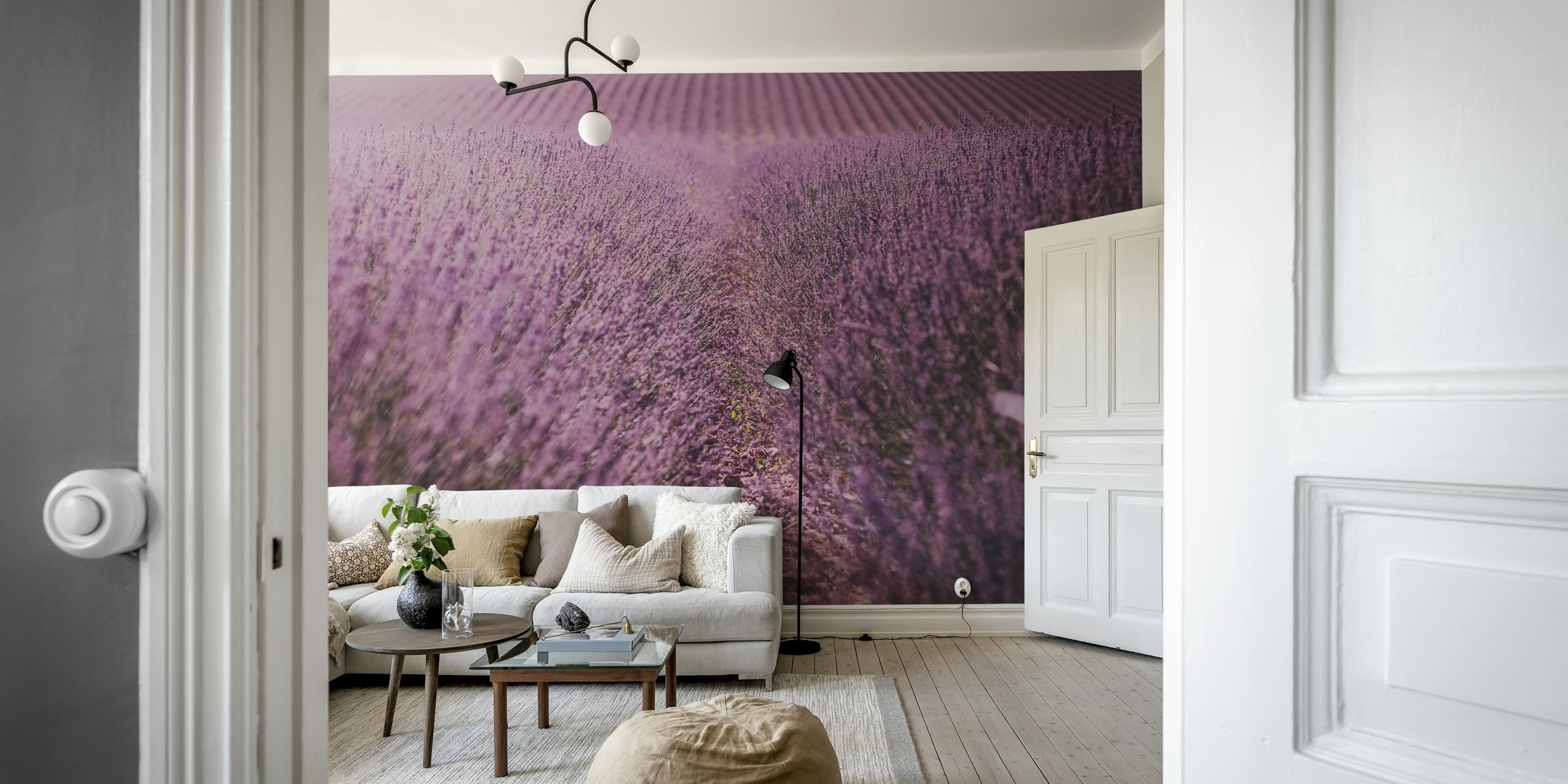 Papel de parede Lavender Field Serenity em um quarto