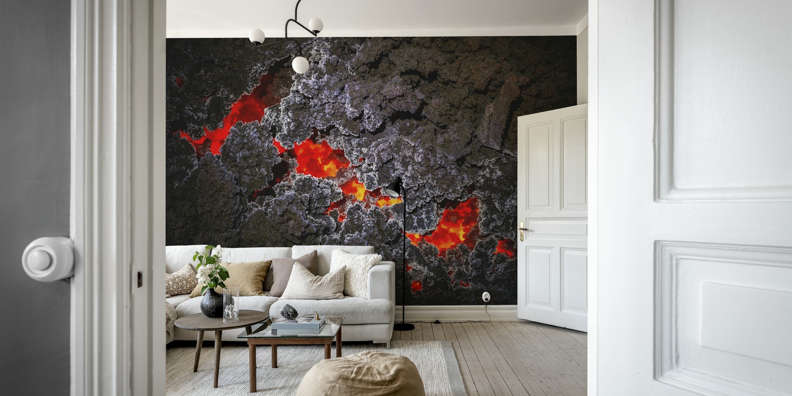 Mural de parede abstrato com padrões cristalinos vermelhos sobre um fundo escuro simulando um geodo