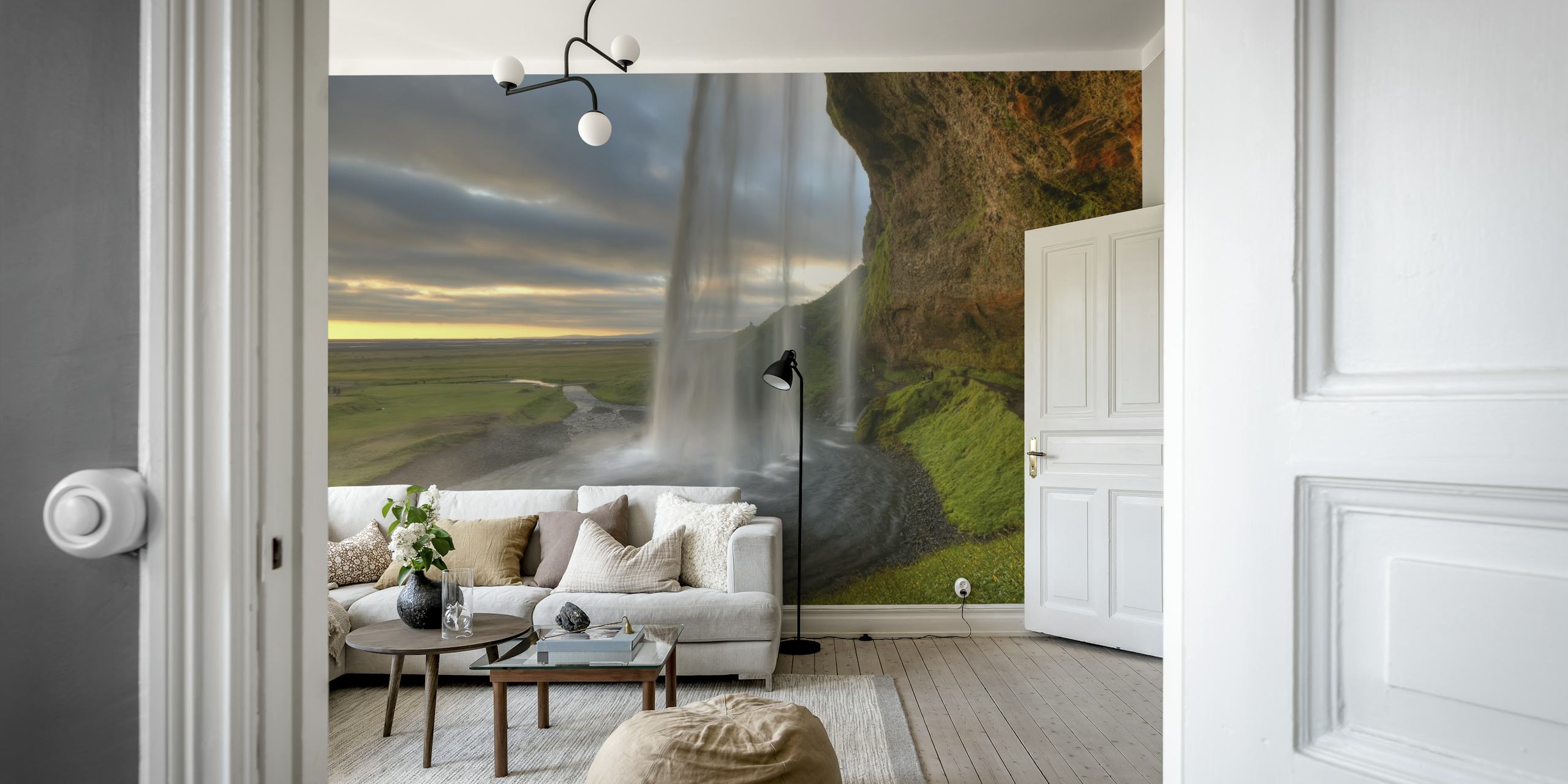 Mural de parede de uma cachoeira deslumbrante cercada por vegetação, criando uma atmosfera tranquila.