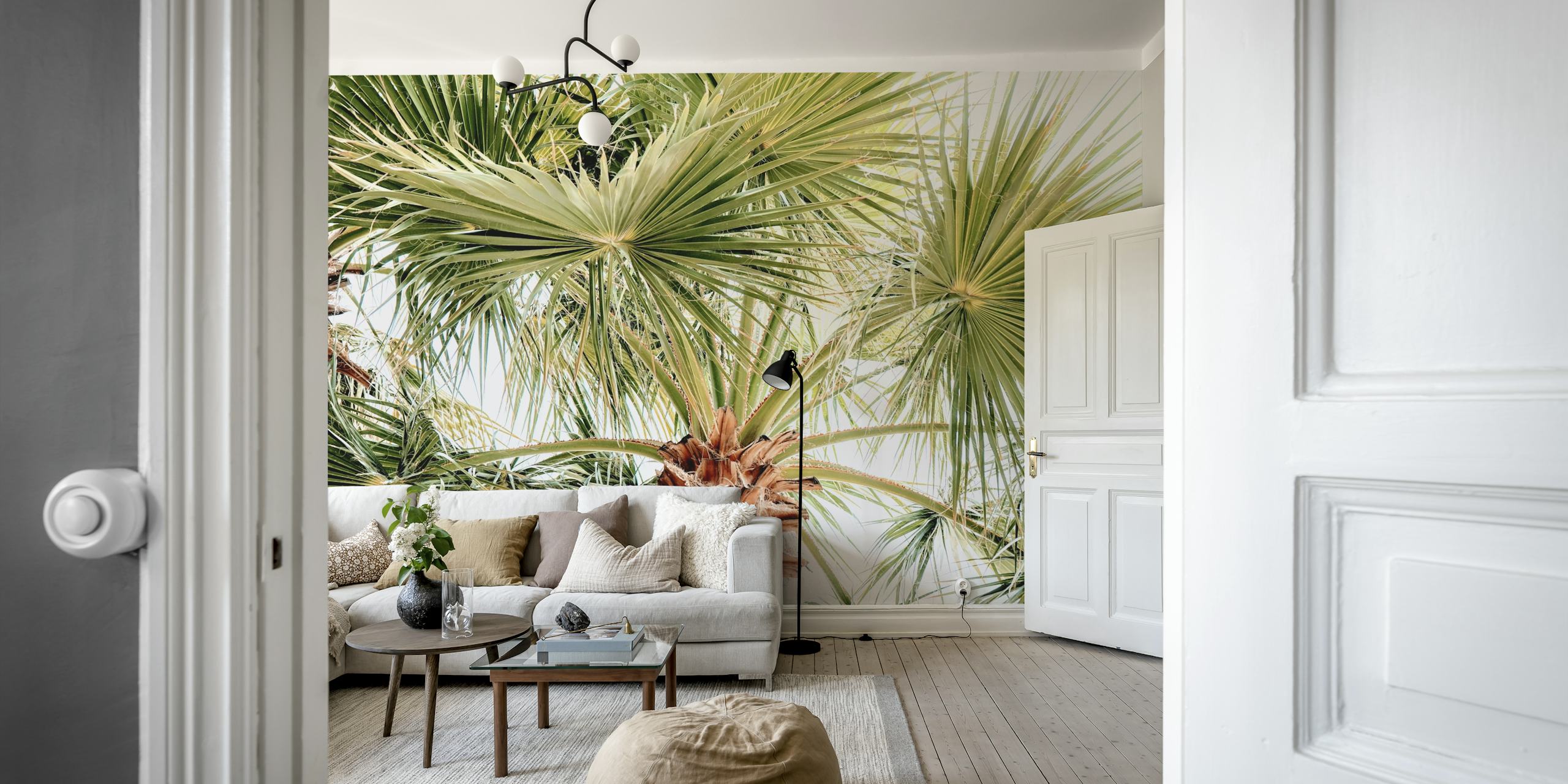 Papel de parede vibrante Morning Jungle Palms em um quarto