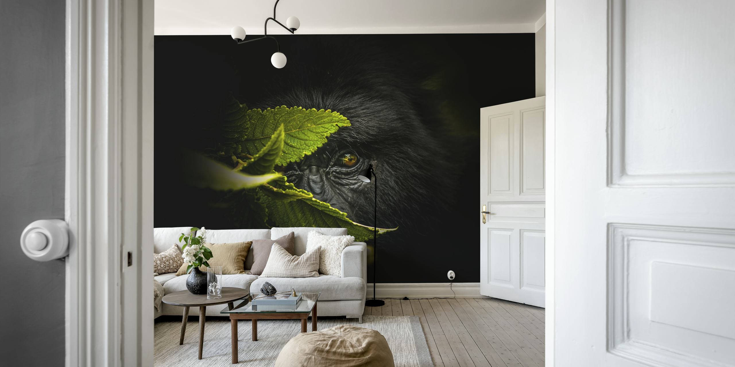 Mistični zidni mural s okom koji viri kroz zeleno lišće na tamnoj pozadini, pod nazivom Keeping Secrets.