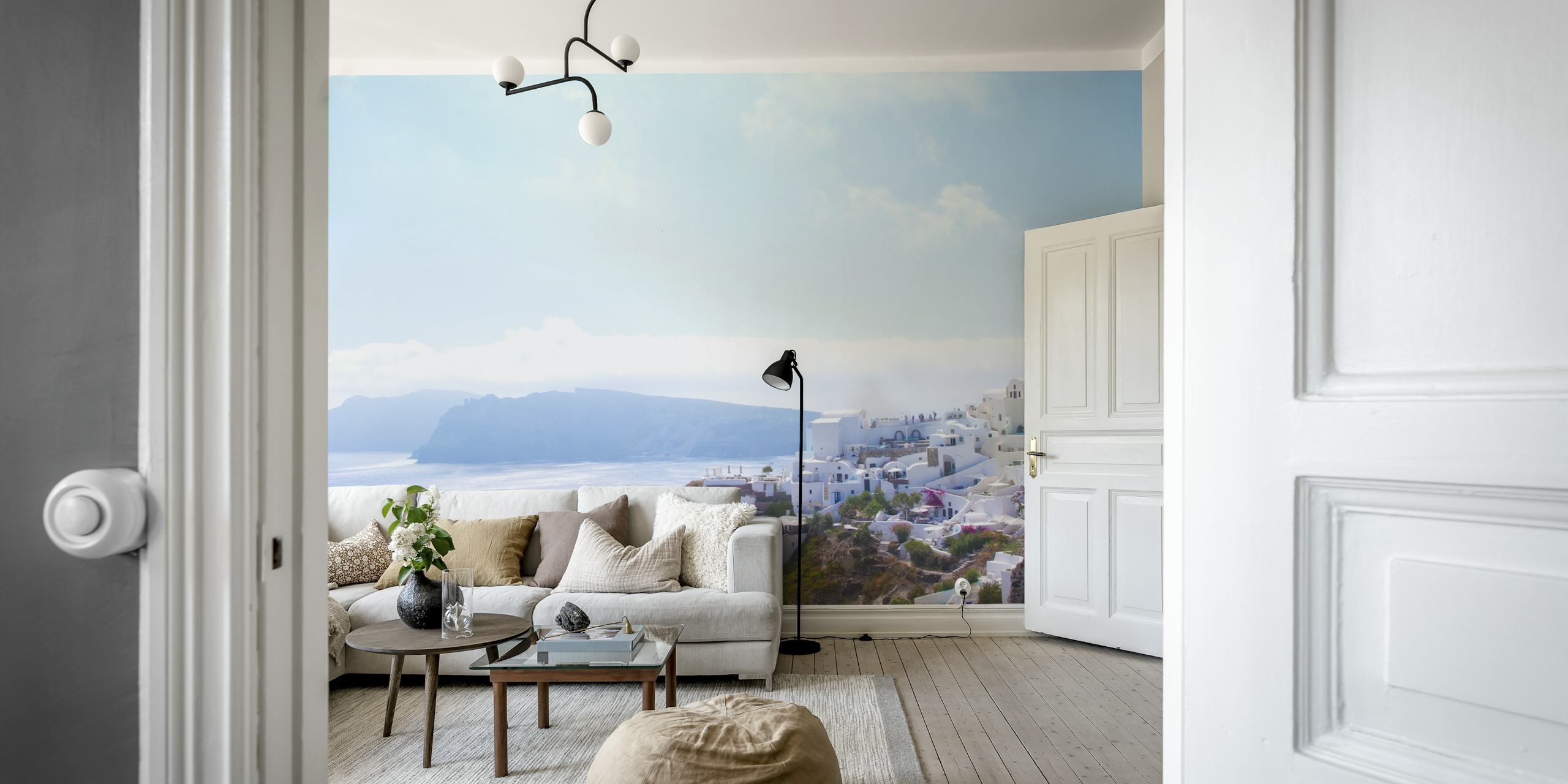 Santorinin saaren seinämaalaus, jossa on kalkittuja rakennuksia ja siniset kupolit merelle päin