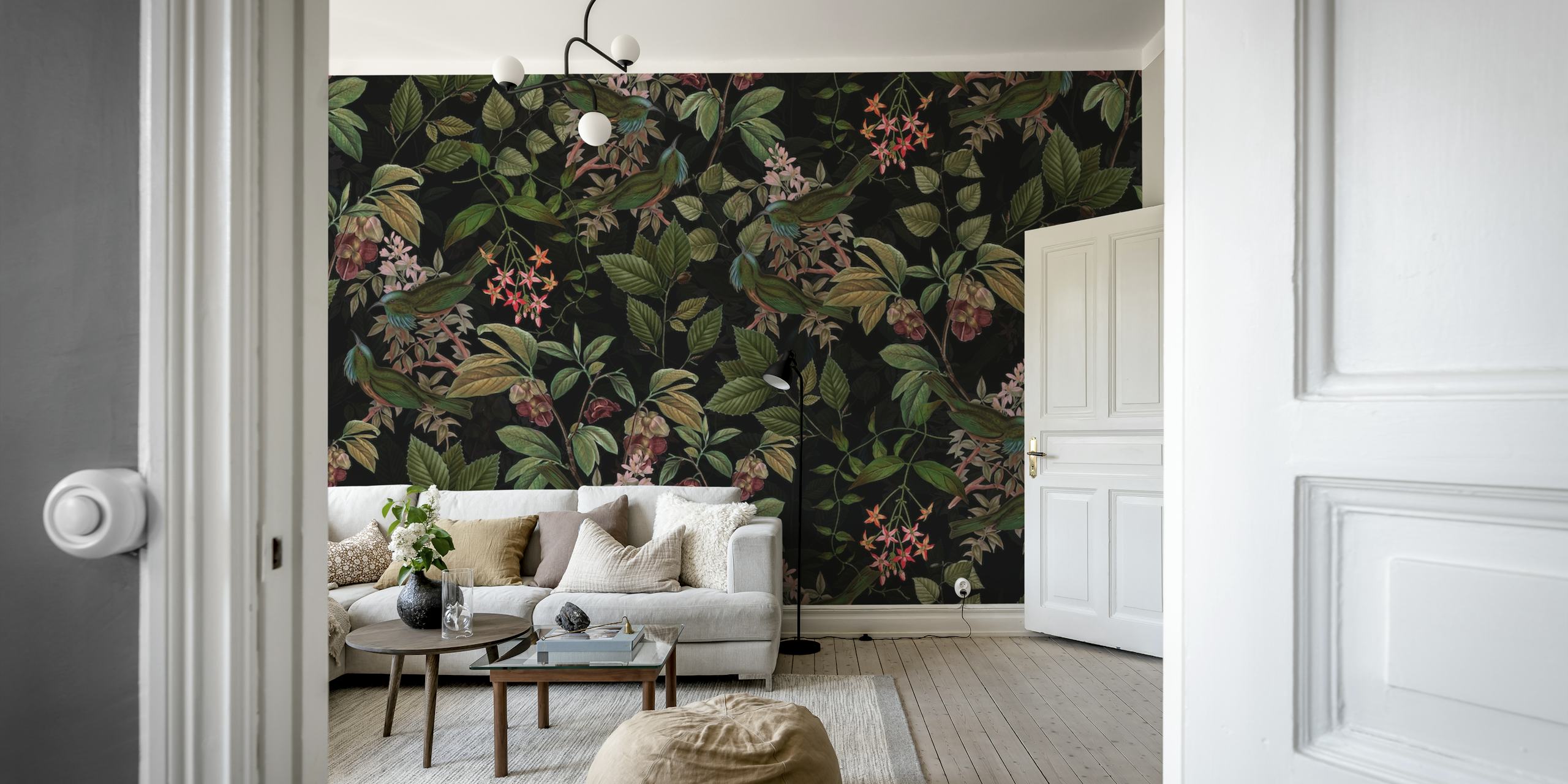 Eksotiske fugler og tropiske planter på et mørkt veggmaleri