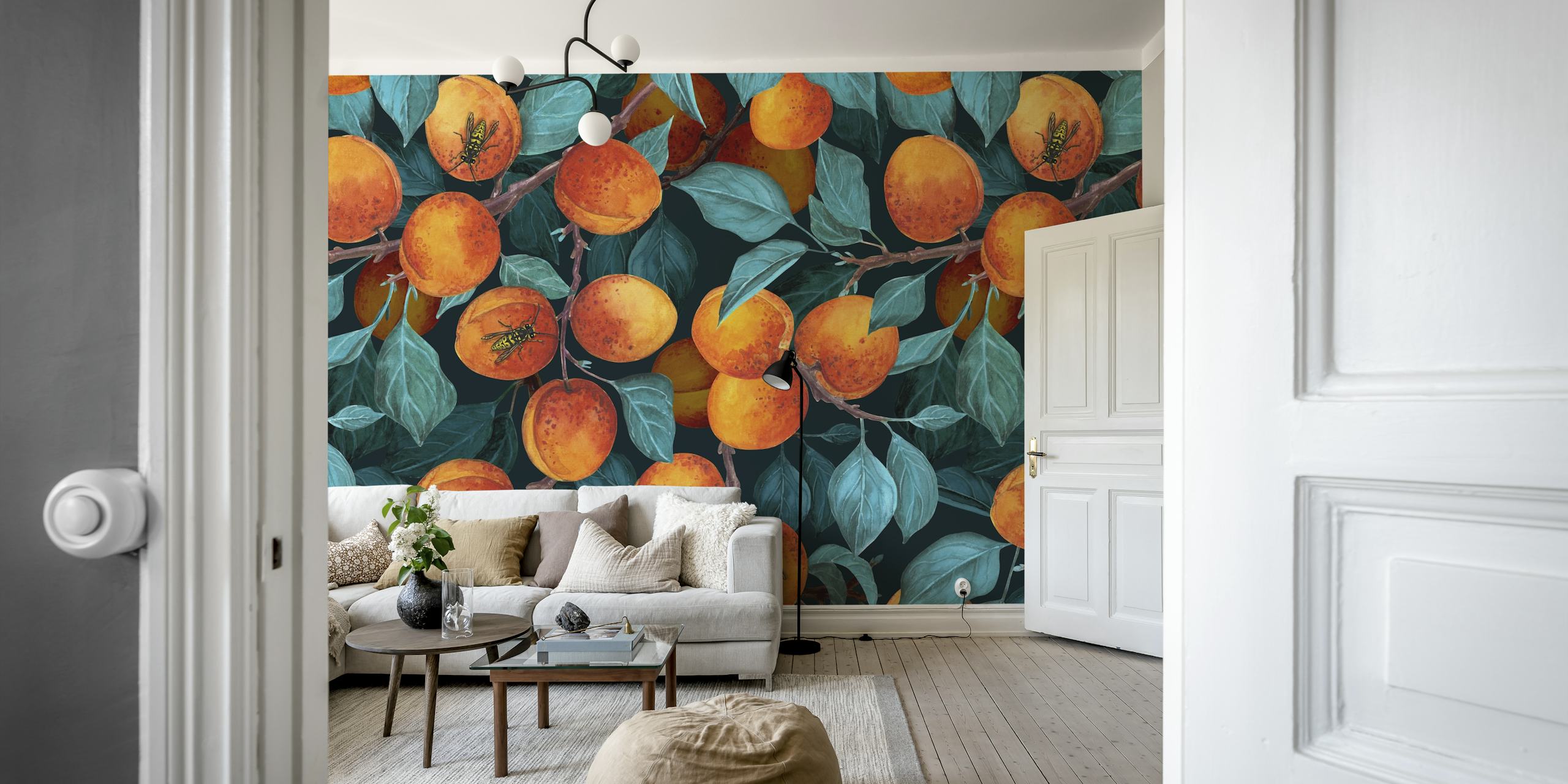 Dojrzałe morele na gałęziach z bujnymi zielonymi liśćmi fototapeta