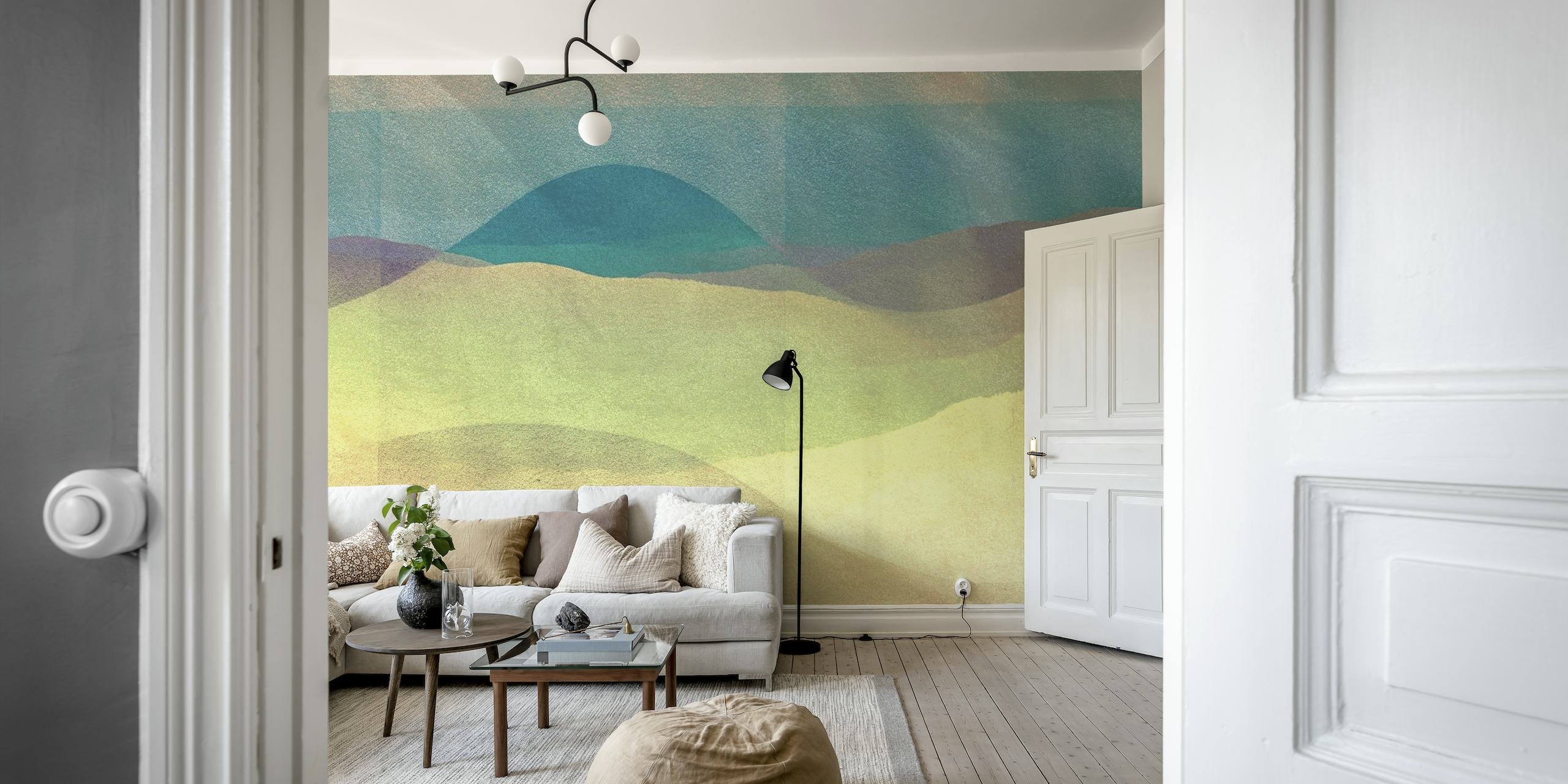 Abstrakti kesäauringon seinämaalaus taviin, vihreillä ja tan sävyillä rauhallisessa maisemasuunnittelussa.