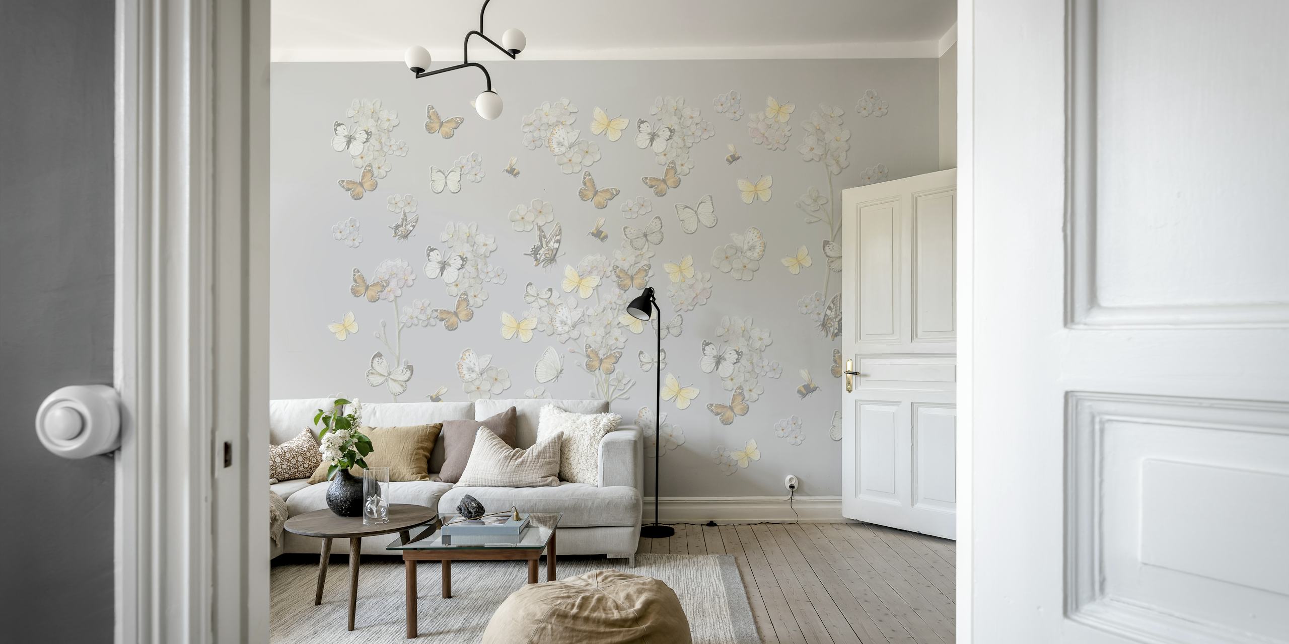 Bloemen en vlinders in zachte kleuren op grijze achtergrond, bloemenduikers en vlindermotieven wallpaper