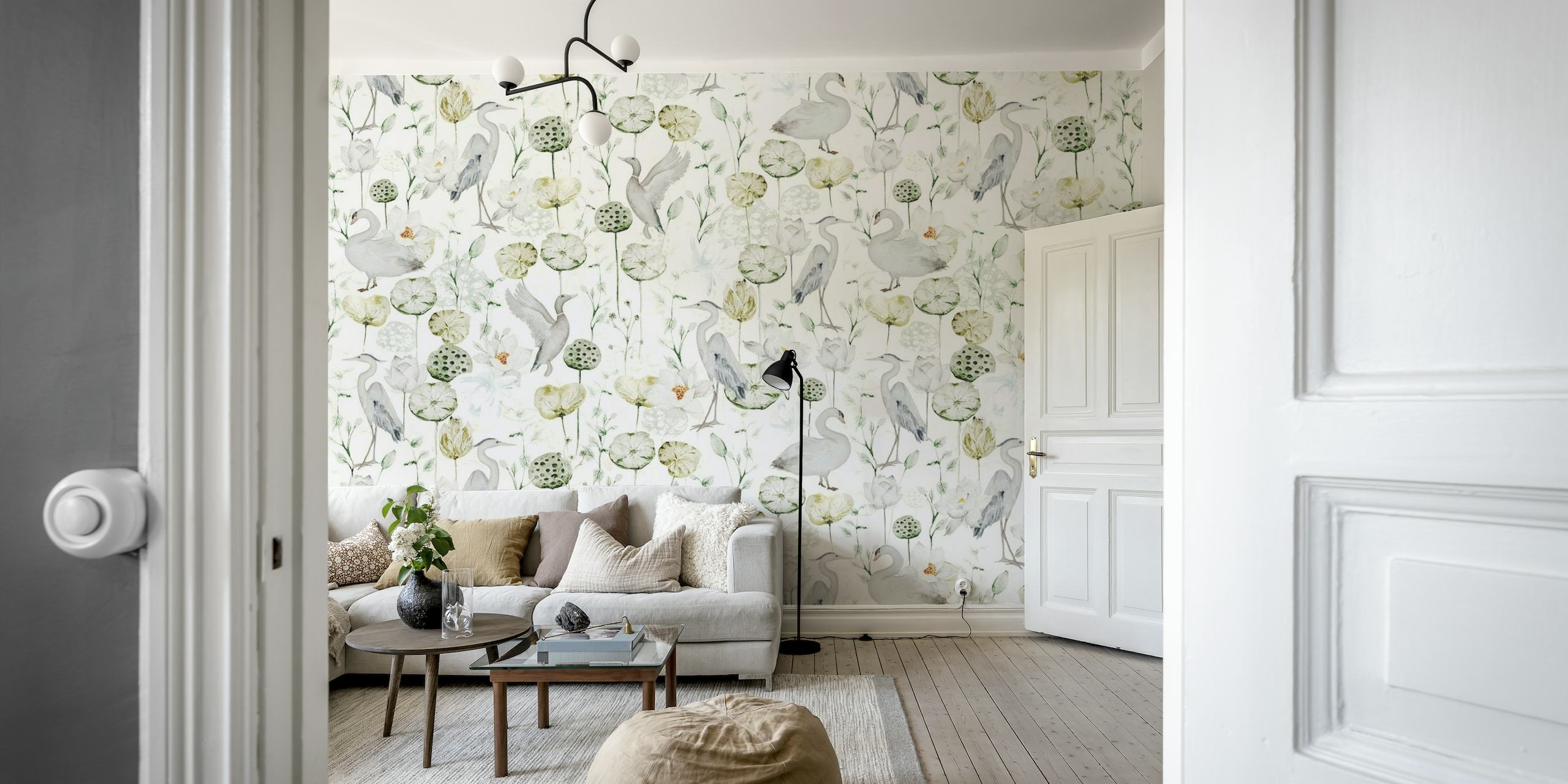 Elegante kraanvogels en bloeiende lotusbloemen muurschildering in een serene tuinomgeving
