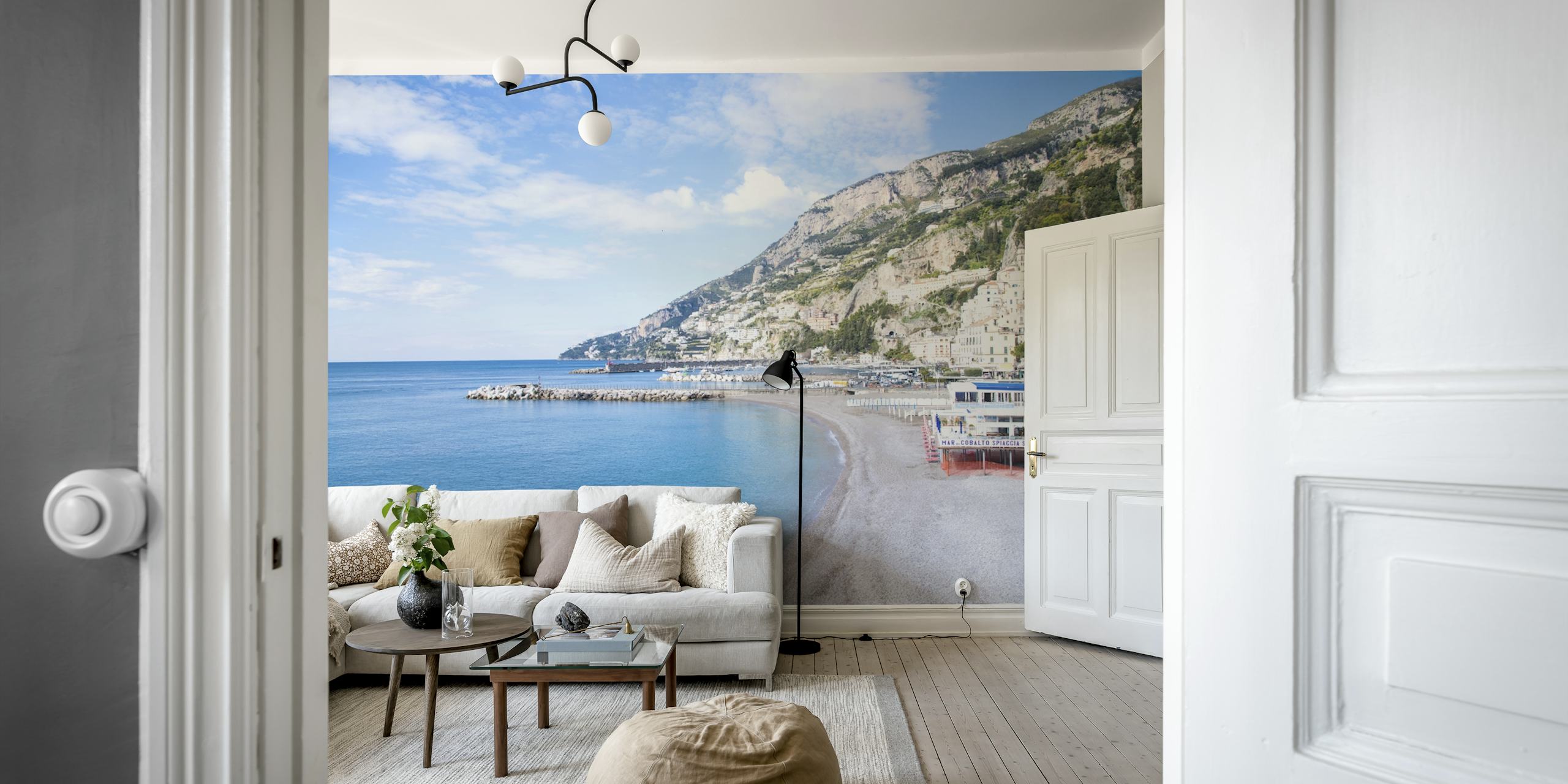 Bella Amalfi 1 seinämaalaus, jossa näkyy Amalfin rannikko kirkkaan sinisellä merellä ja kallion rantarakennuksilla