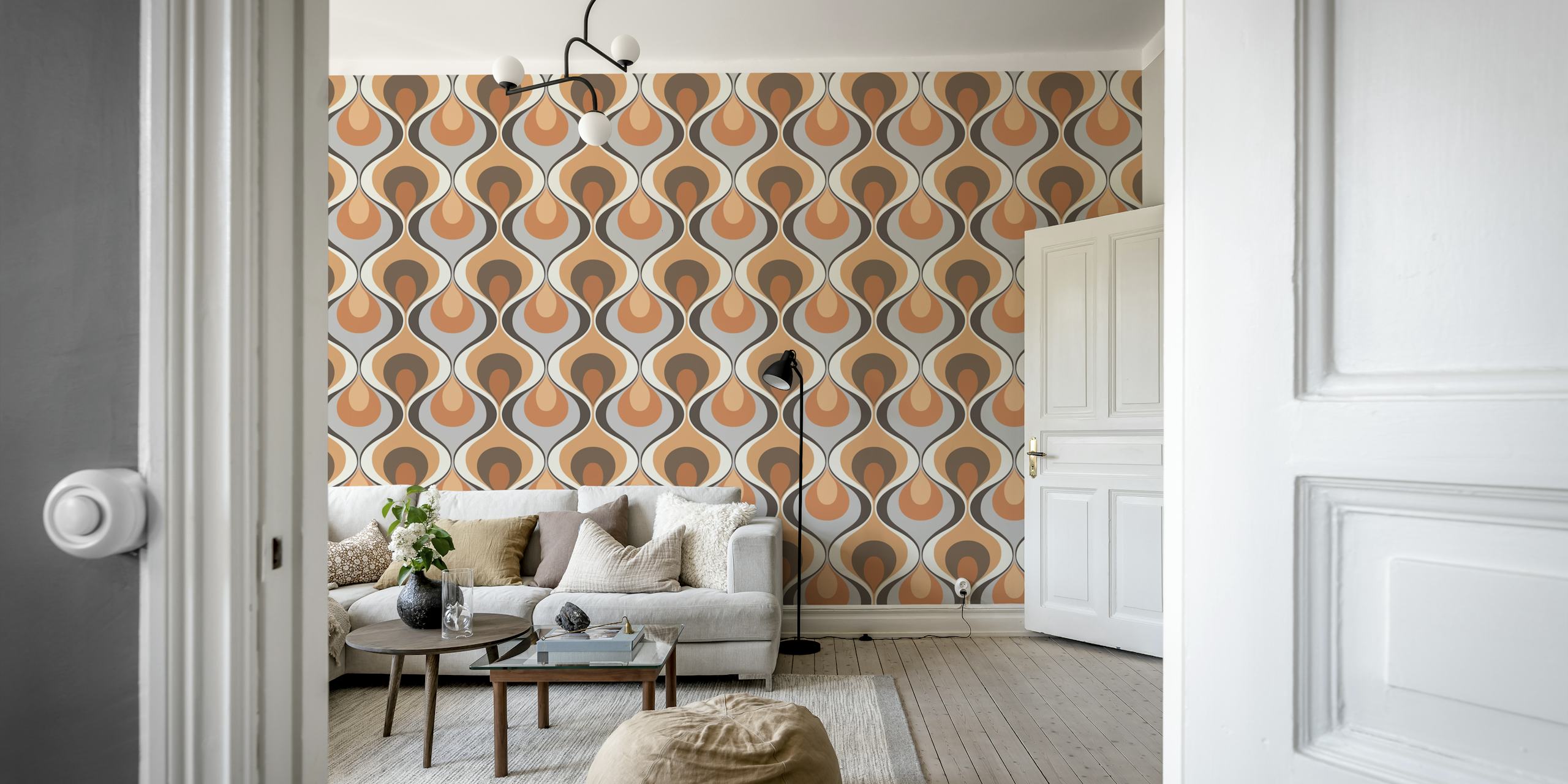 Retro inspiriran zidni mural s narančastim i bež geometrijskim uzorcima na prigušeno sivoj pozadini