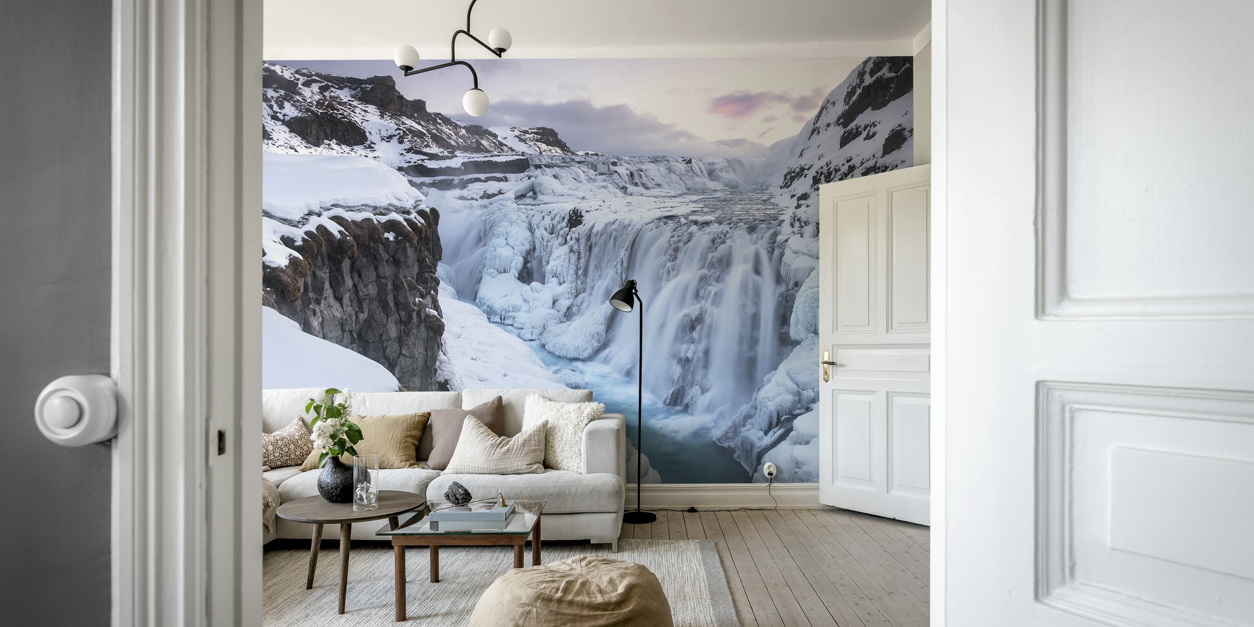 Fotomural cascada congelada con acantilados nevados y azules helados