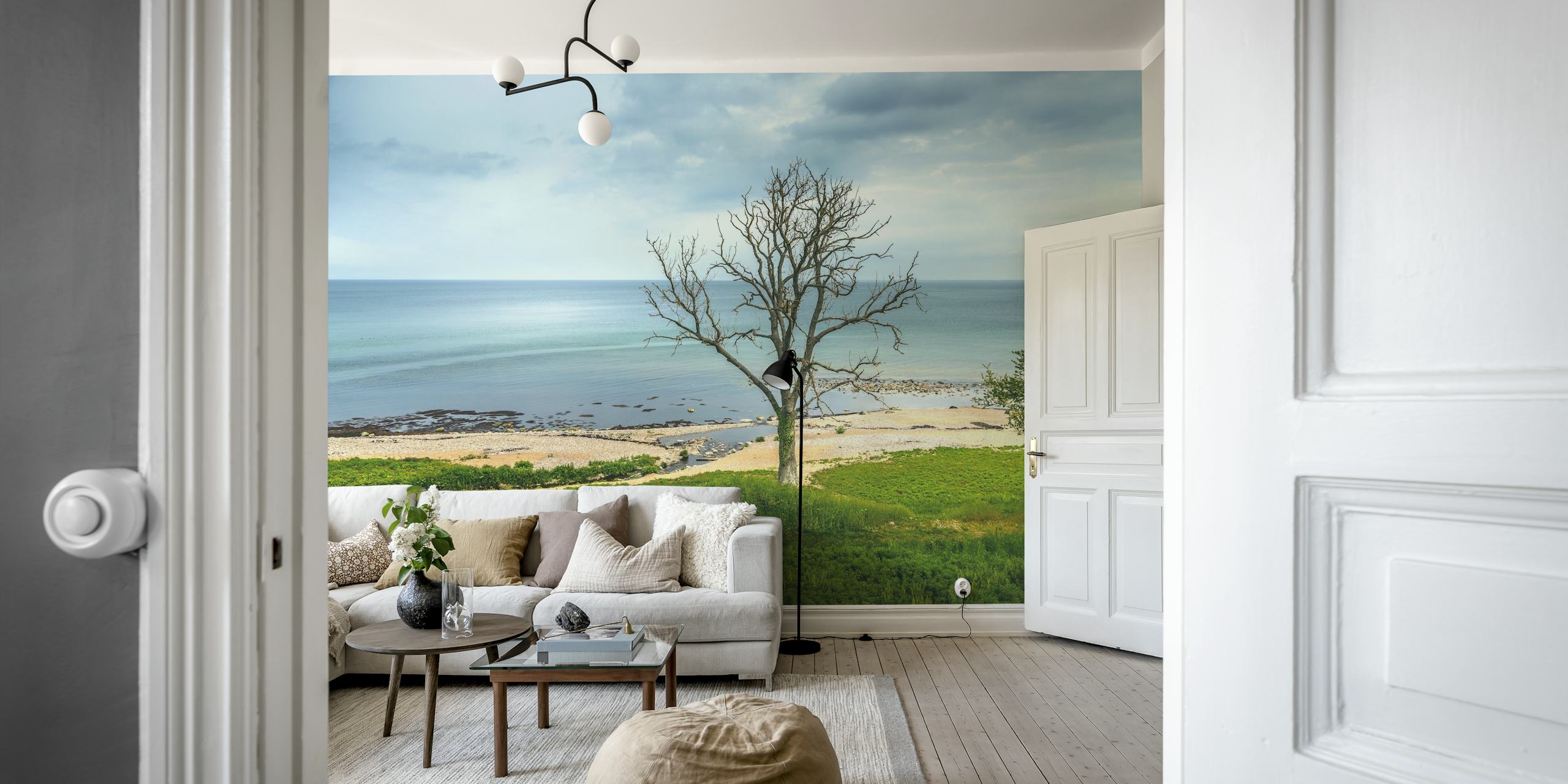 Luonnonkaunis näkymä Bornholmin saaren rannalle yksinäisen puun seinämaalauksella