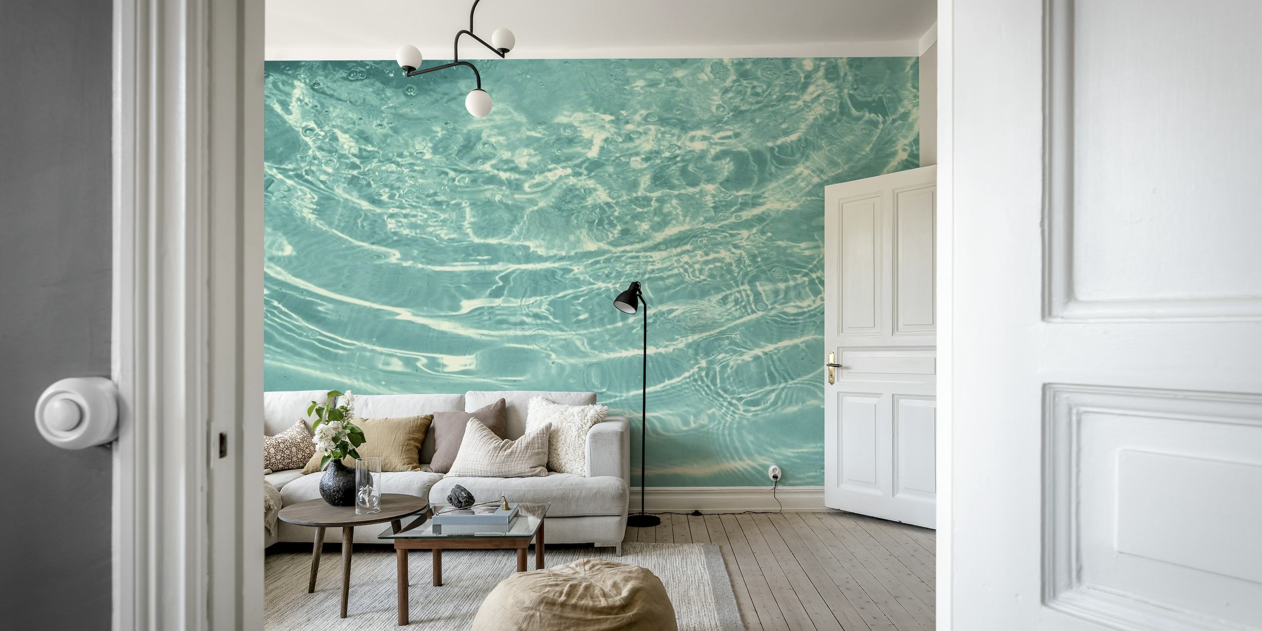 Mural de parede de água turquesa com ondulações suaves criando um efeito calmante.