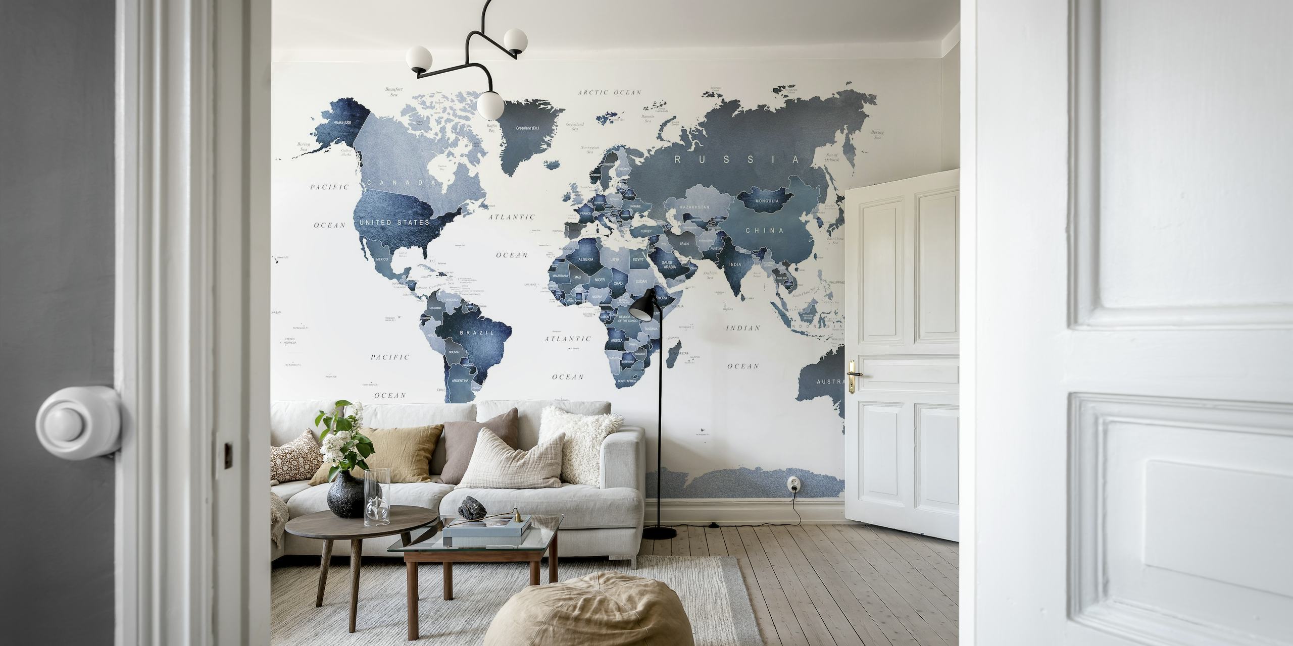 Sininen maailmankartan seinämaalaus tyylikkääseen kodin sisustukseen