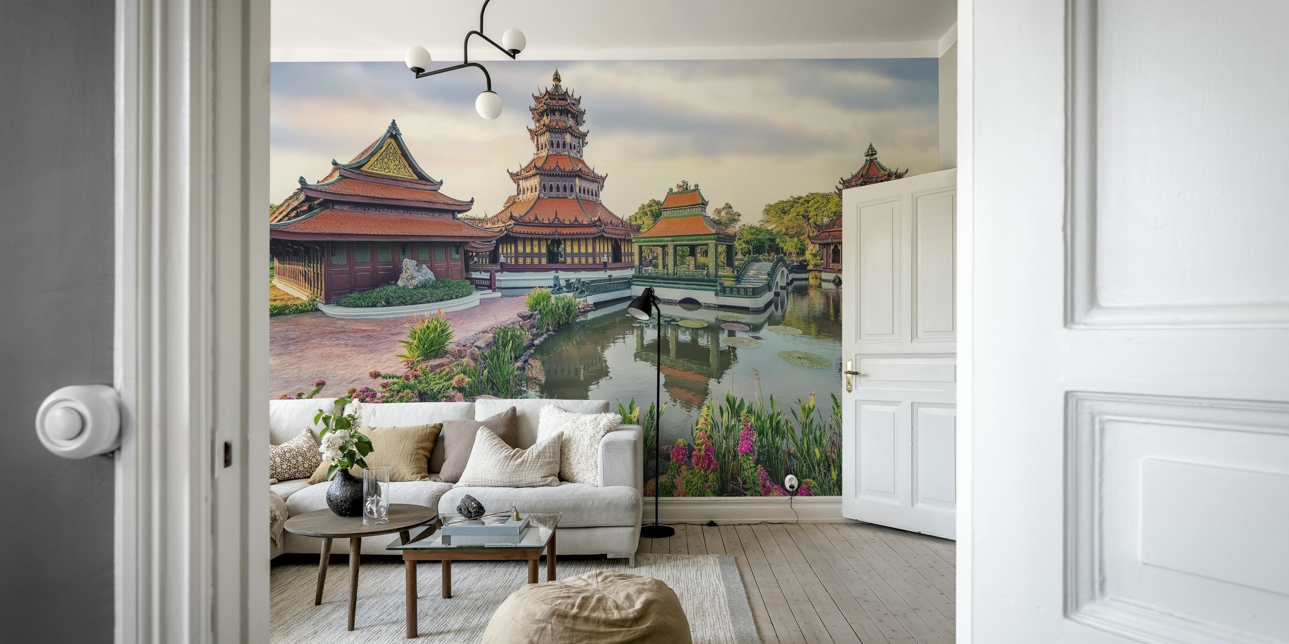 Fototapete mit traditionellen thailändischen Tempeln und Pavillons bei Sonnenuntergang mit Teich und Grün