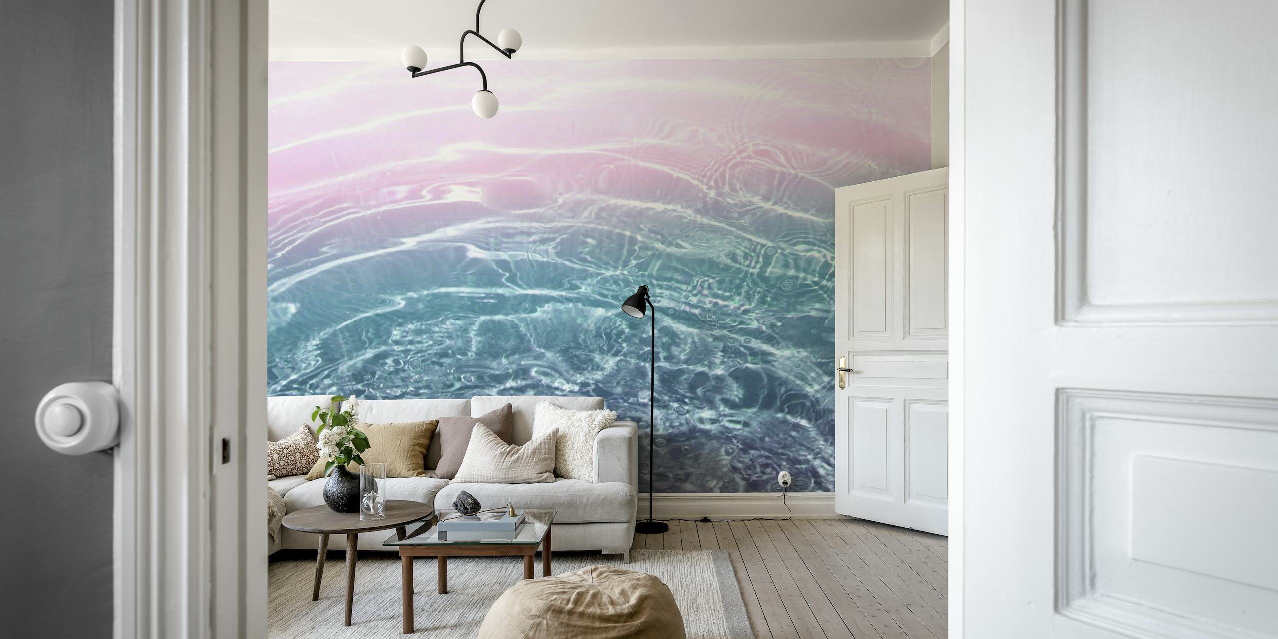 Abstrakt havvægmaleri med lyserøde og blå nuancer, der smelter sammen i horisonten