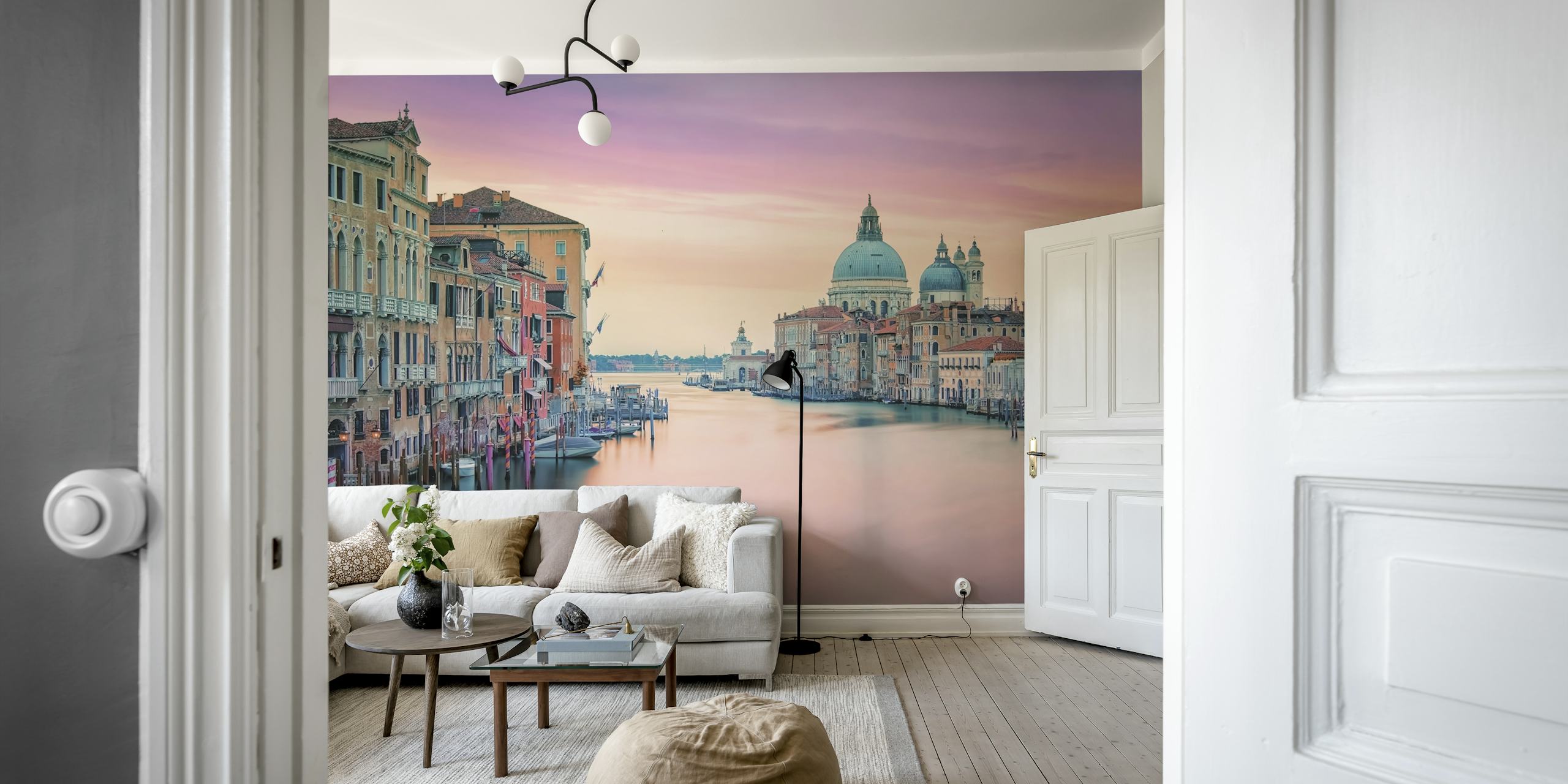 Papel de parede Pink Venice exibido em um quarto