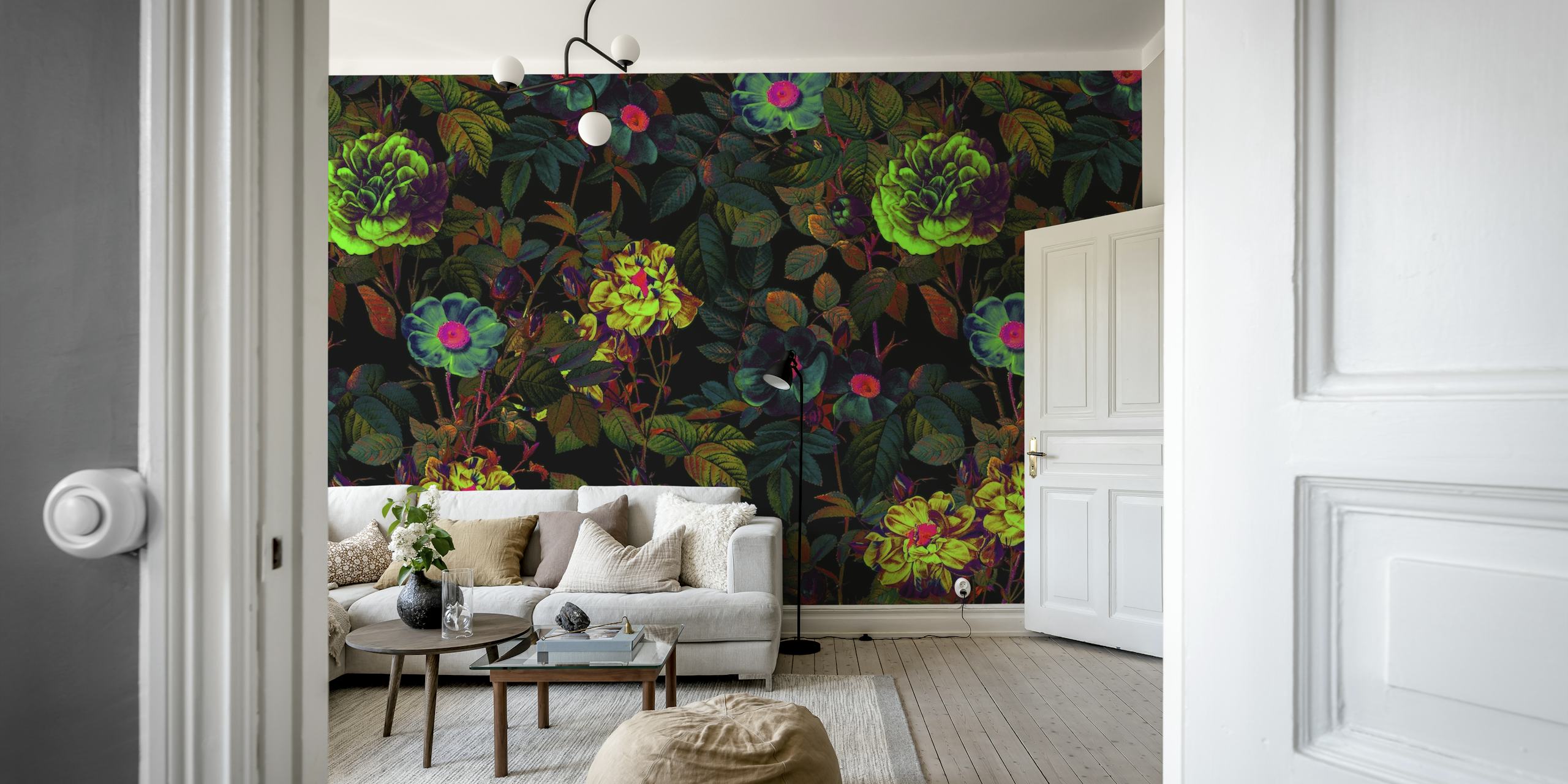 Χρωματιστά λουλούδια με νέον προ accents σε έναν σκοτεινό τοίχο