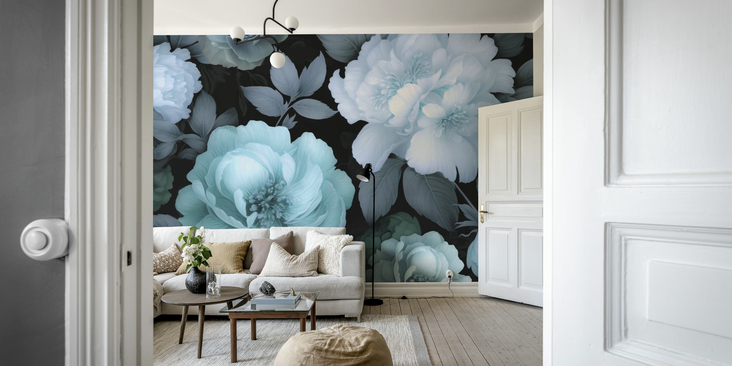 Weelderige barokke bloemenmuurschildering met stemmige botanische kunst in blauw- en blauwgroen tinten