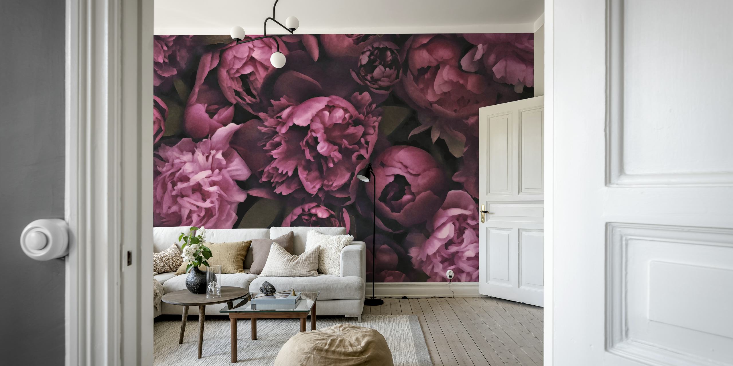 Moody mauve pink peonies i et rum