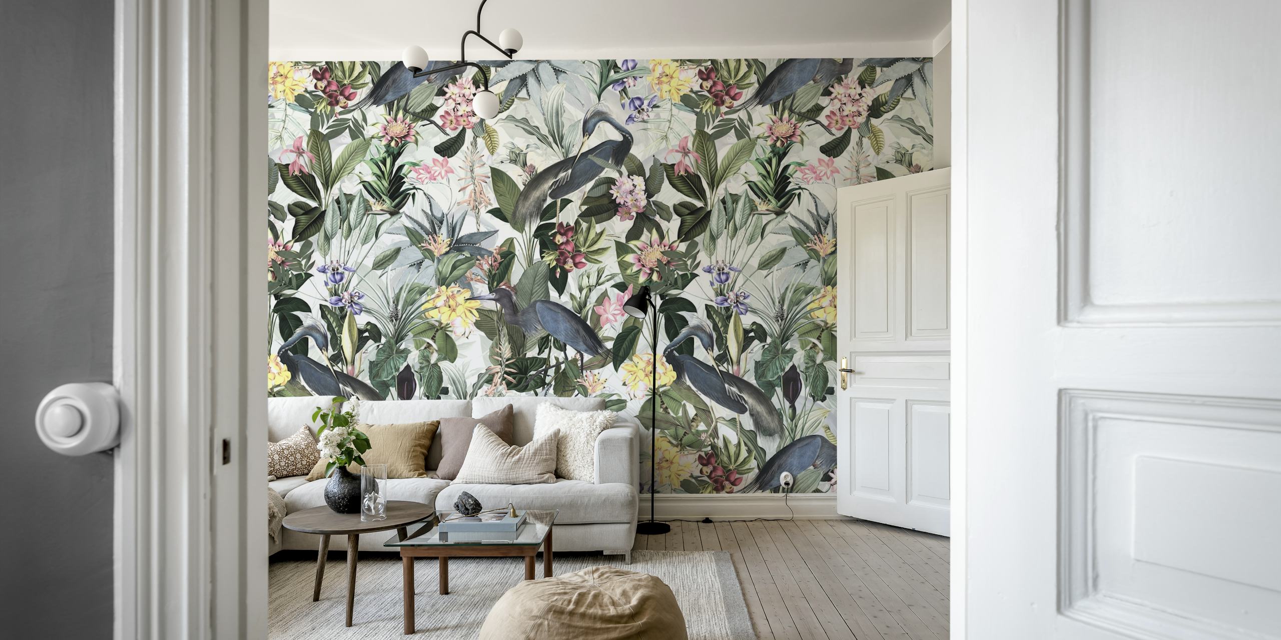Papier peint floral avec hérons bleus, fleurs colorées, feuillage vert, style tropical