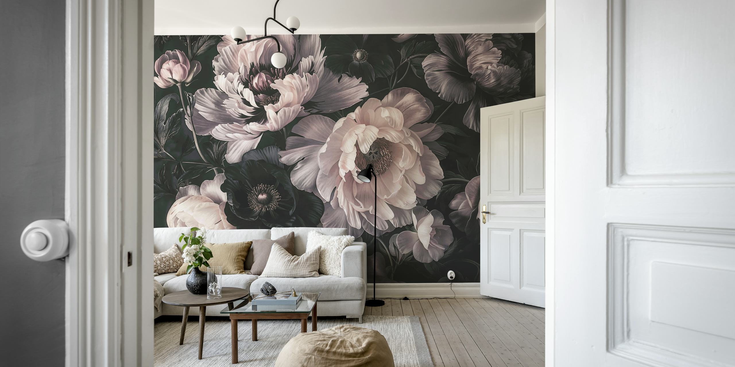 Dark moody floral papel tapiz en una habitación