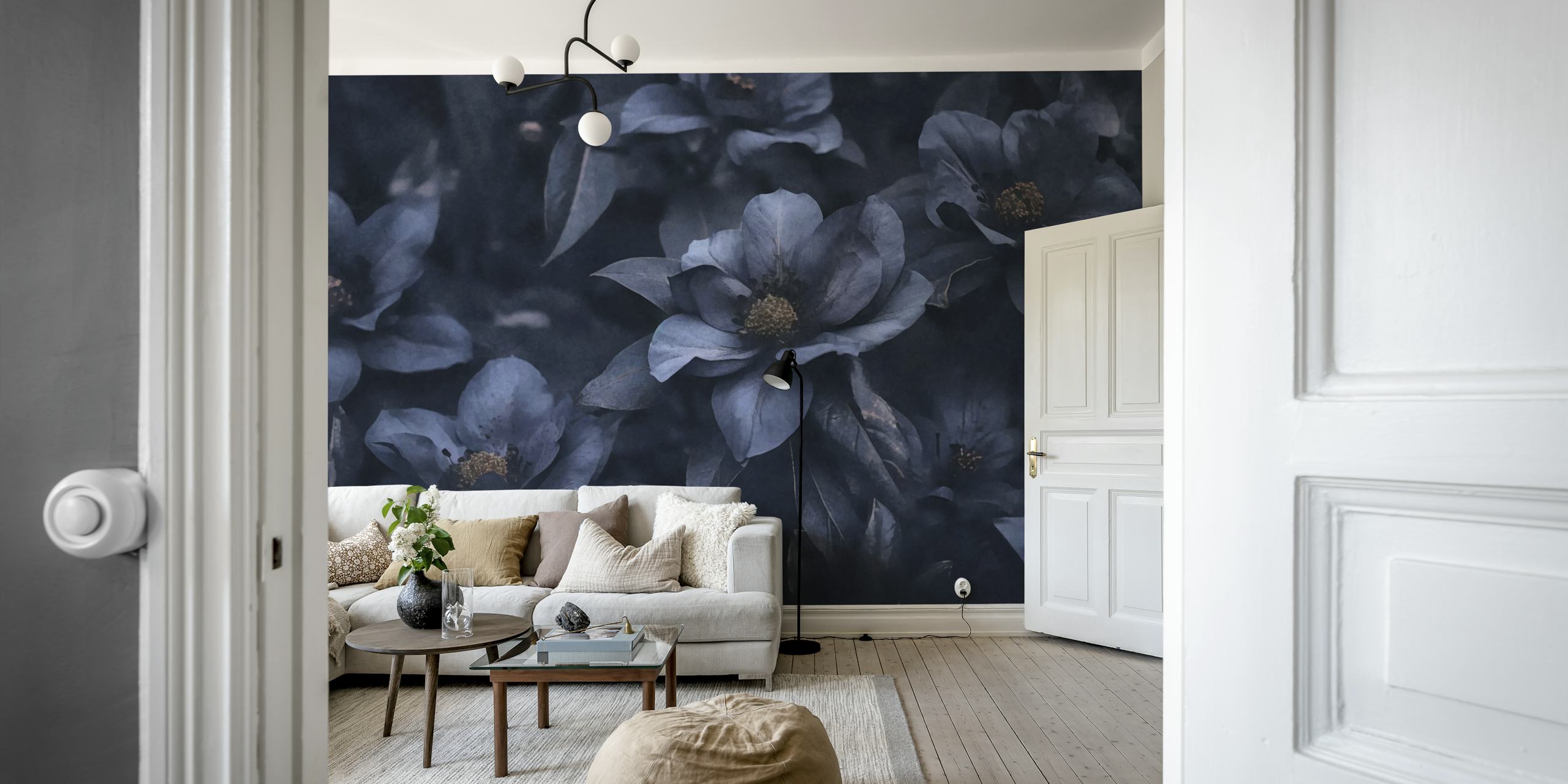 Modrý květinový design tapety v místnosti