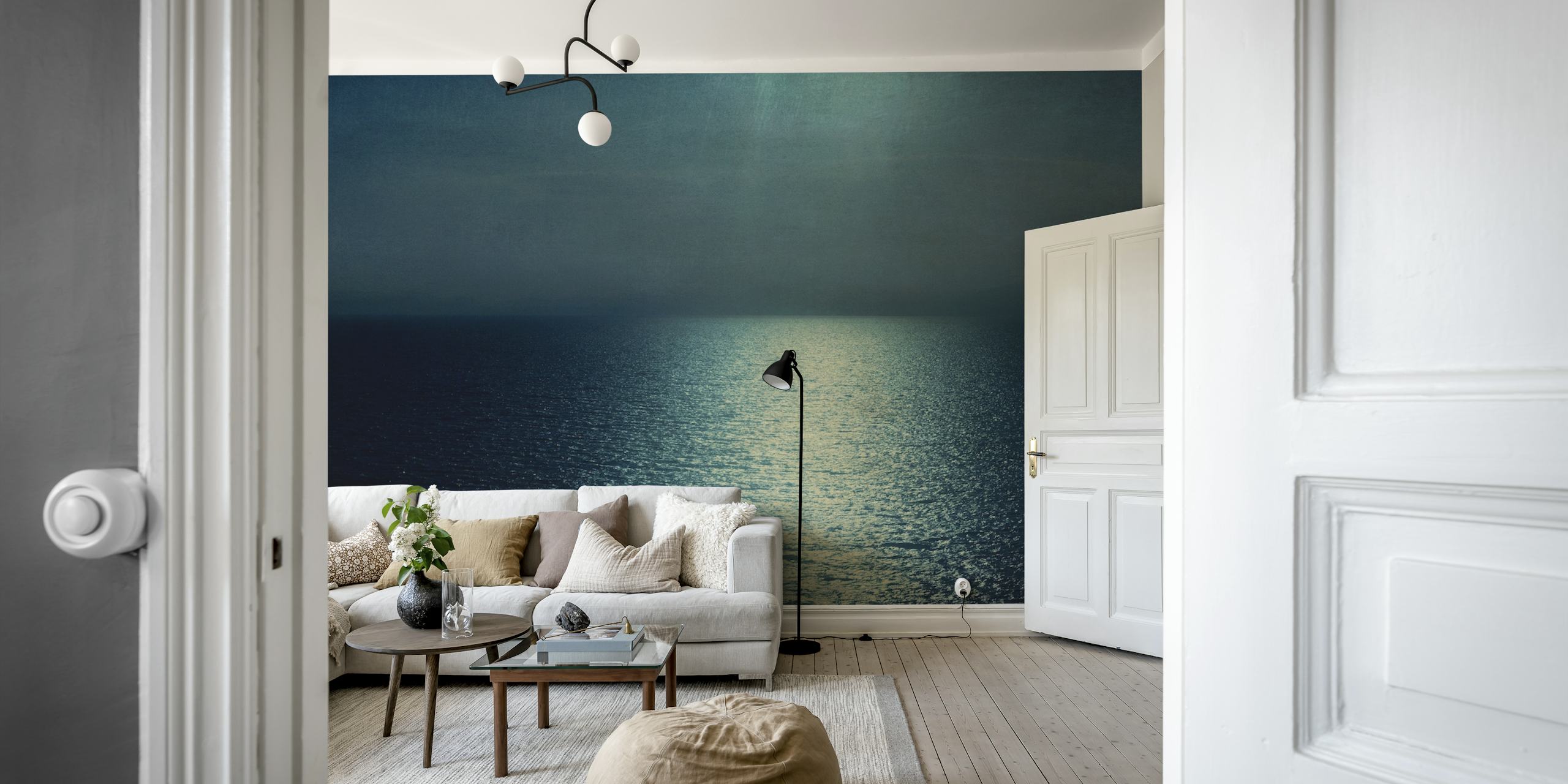 Een serene oceaanzonsondergang muurschildering met tinten groenblauw en smaragdgroen die het gouden licht reflecteren.