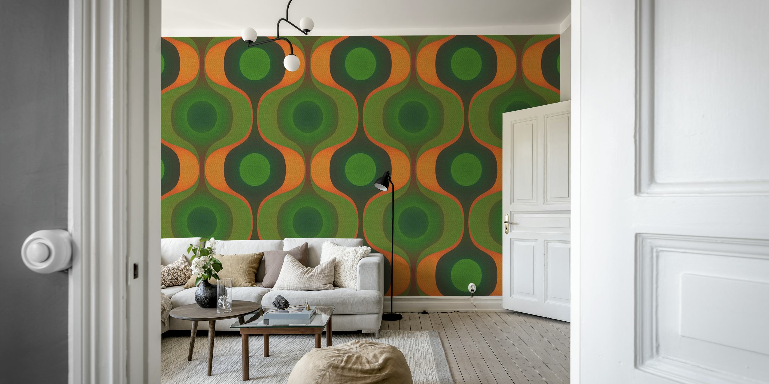 Fotomural con motivos geométricos en verde y naranja que recuerda a los años 70.