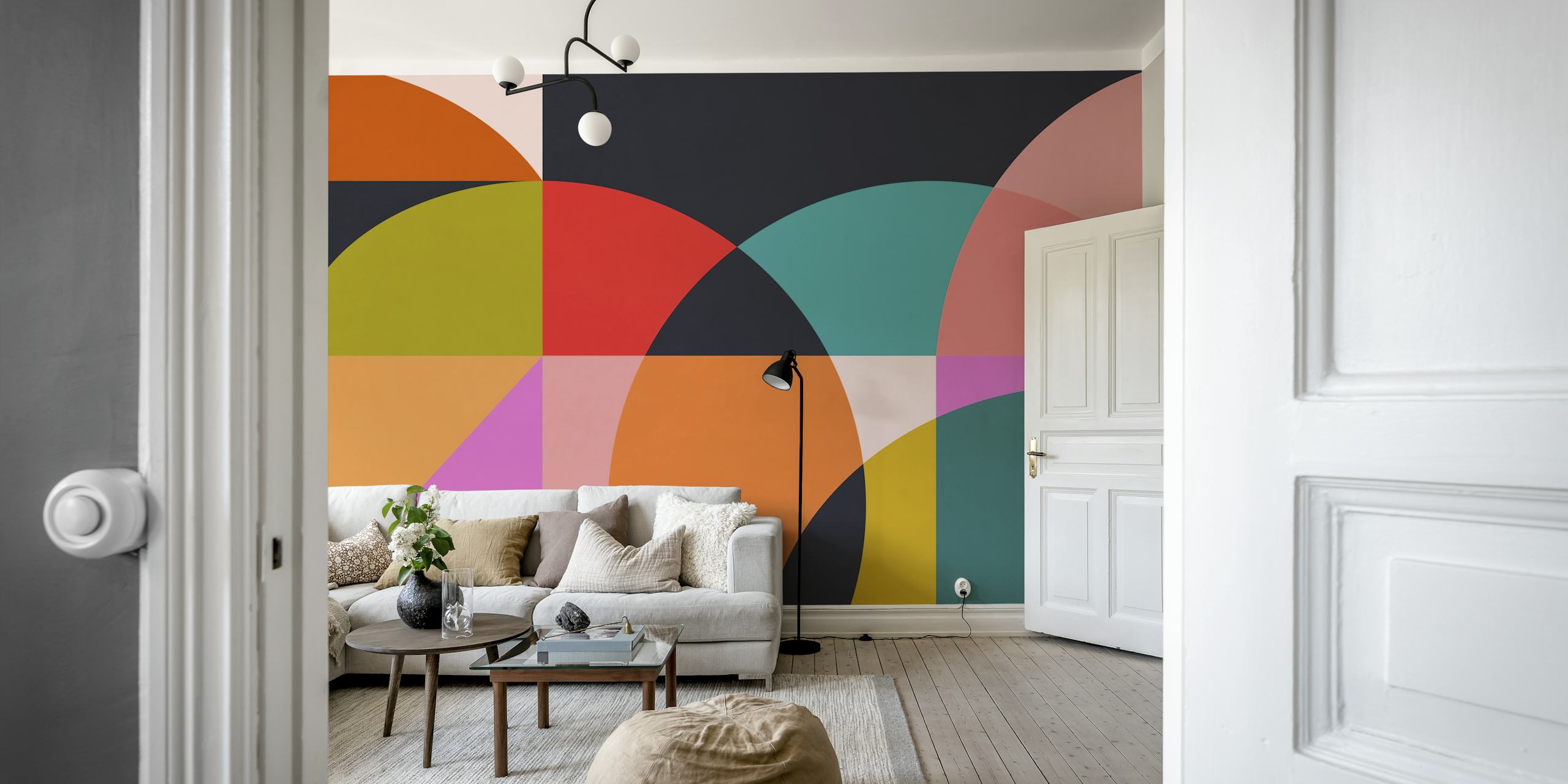 Abstract muurschildering met overlappende cirkels in koraal, perzik, teal en mosterd op een zwarte achtergrond