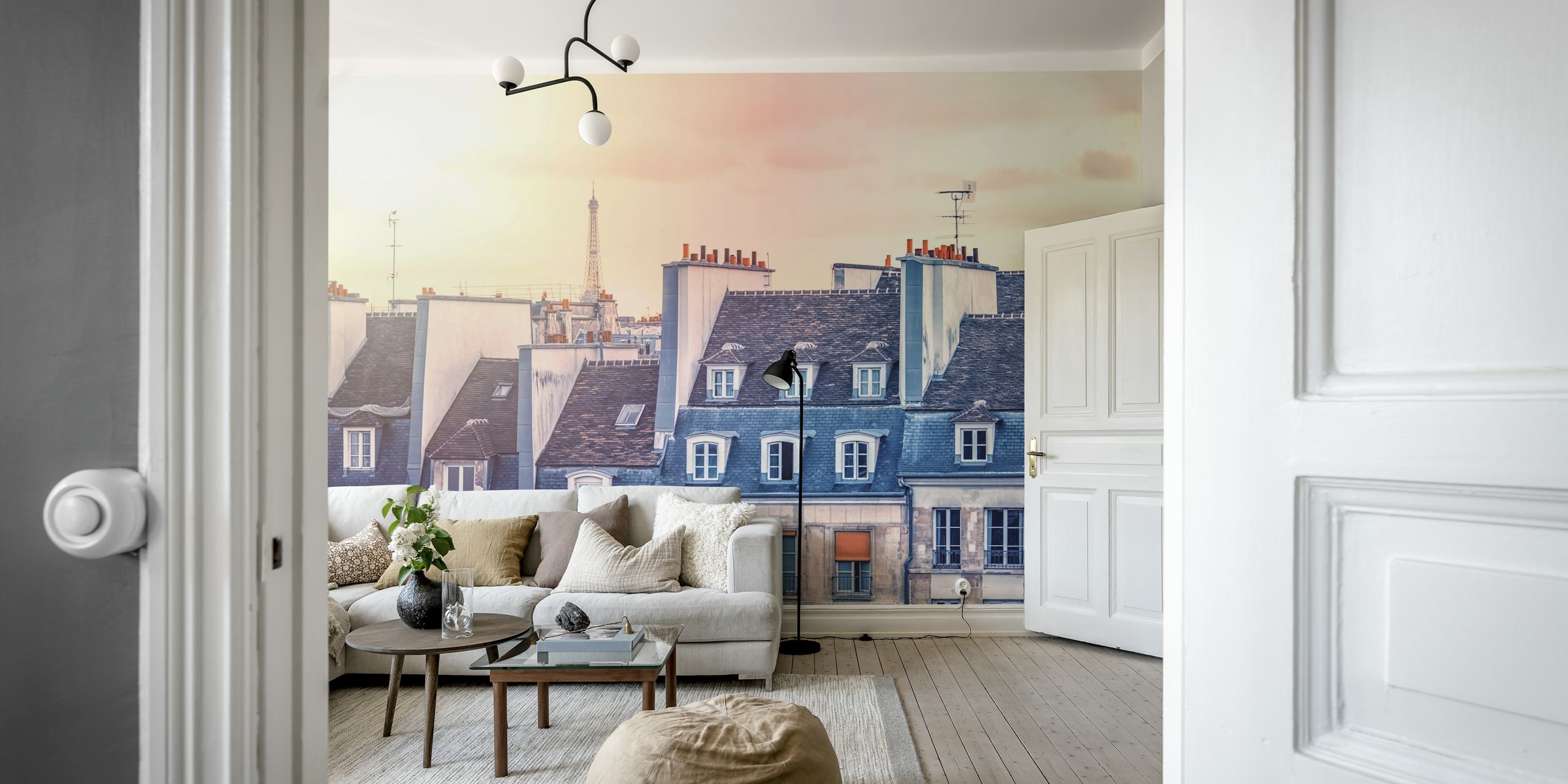 Linia horyzontu Paryża z terakotowymi dachami podczas zachodu słońca