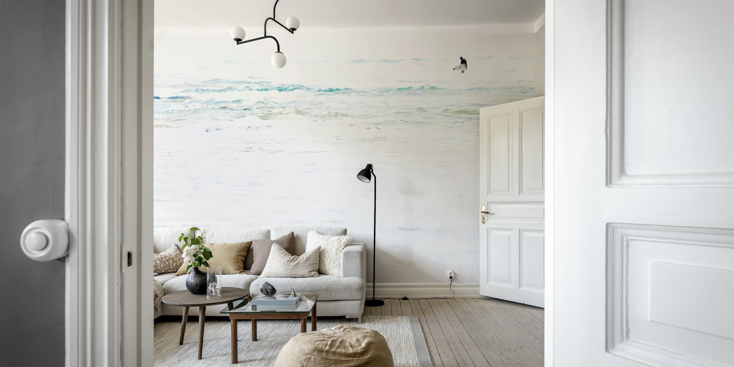 Lone Surfer-tapet i ett ljust rum