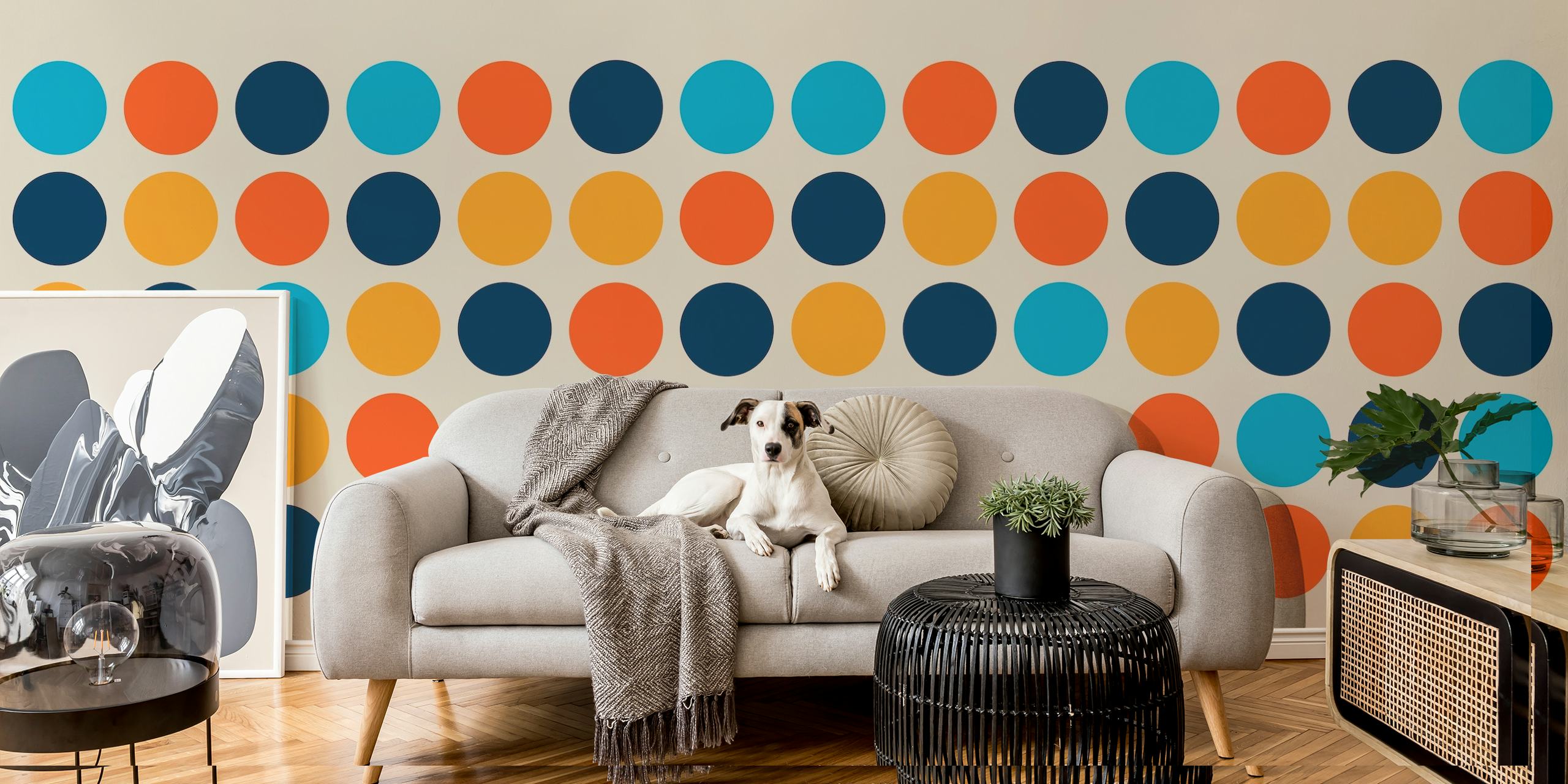 Geometrinen ympyräkuvioinen seinämaalaus sinisenä ja oranssina