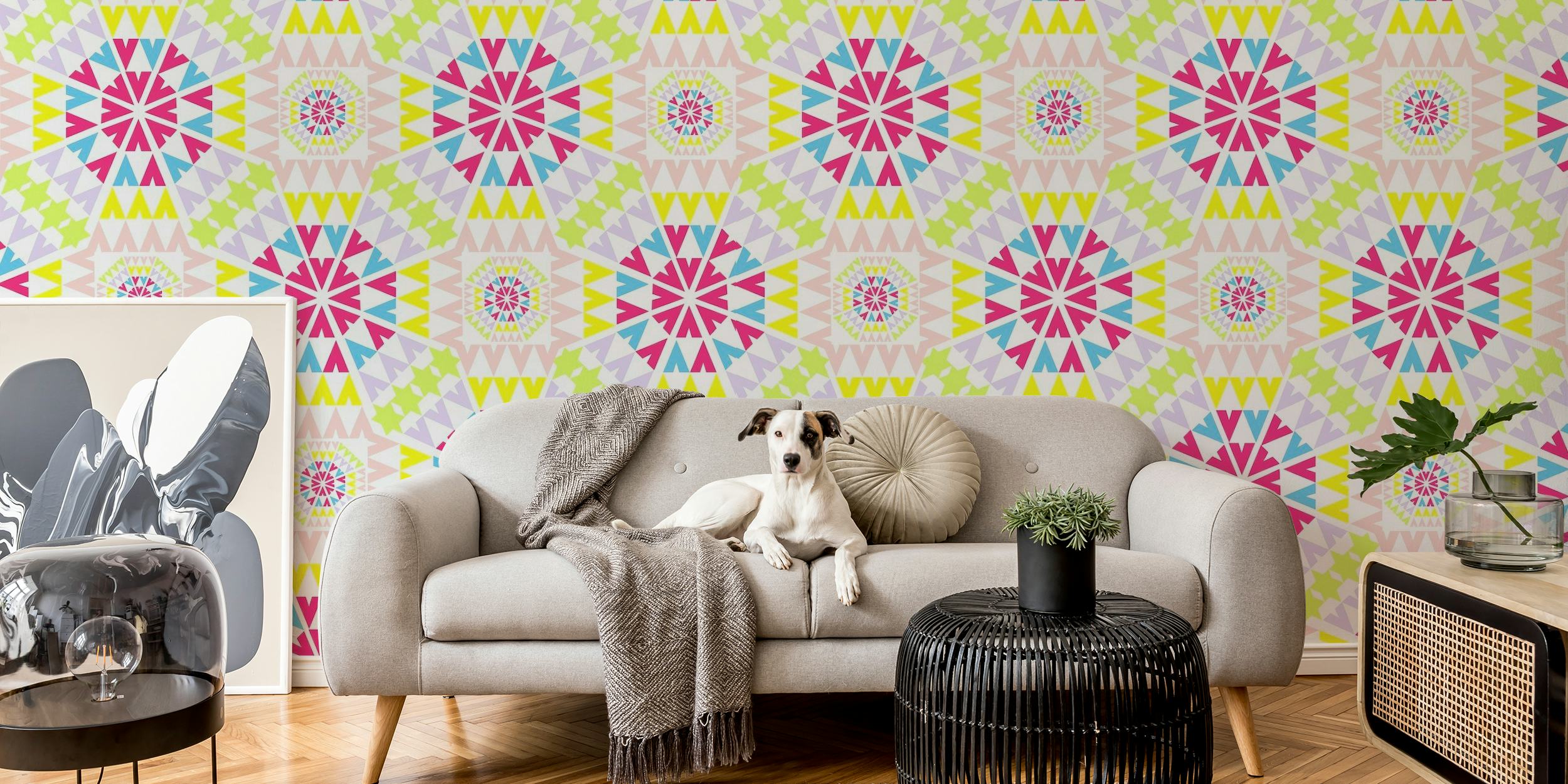 Kolorowy mozaikowy wzór fototapety „Litera V” firmy Happywall z motywami w kolorze różowym, niebieskim i żółtym na kremowym tle