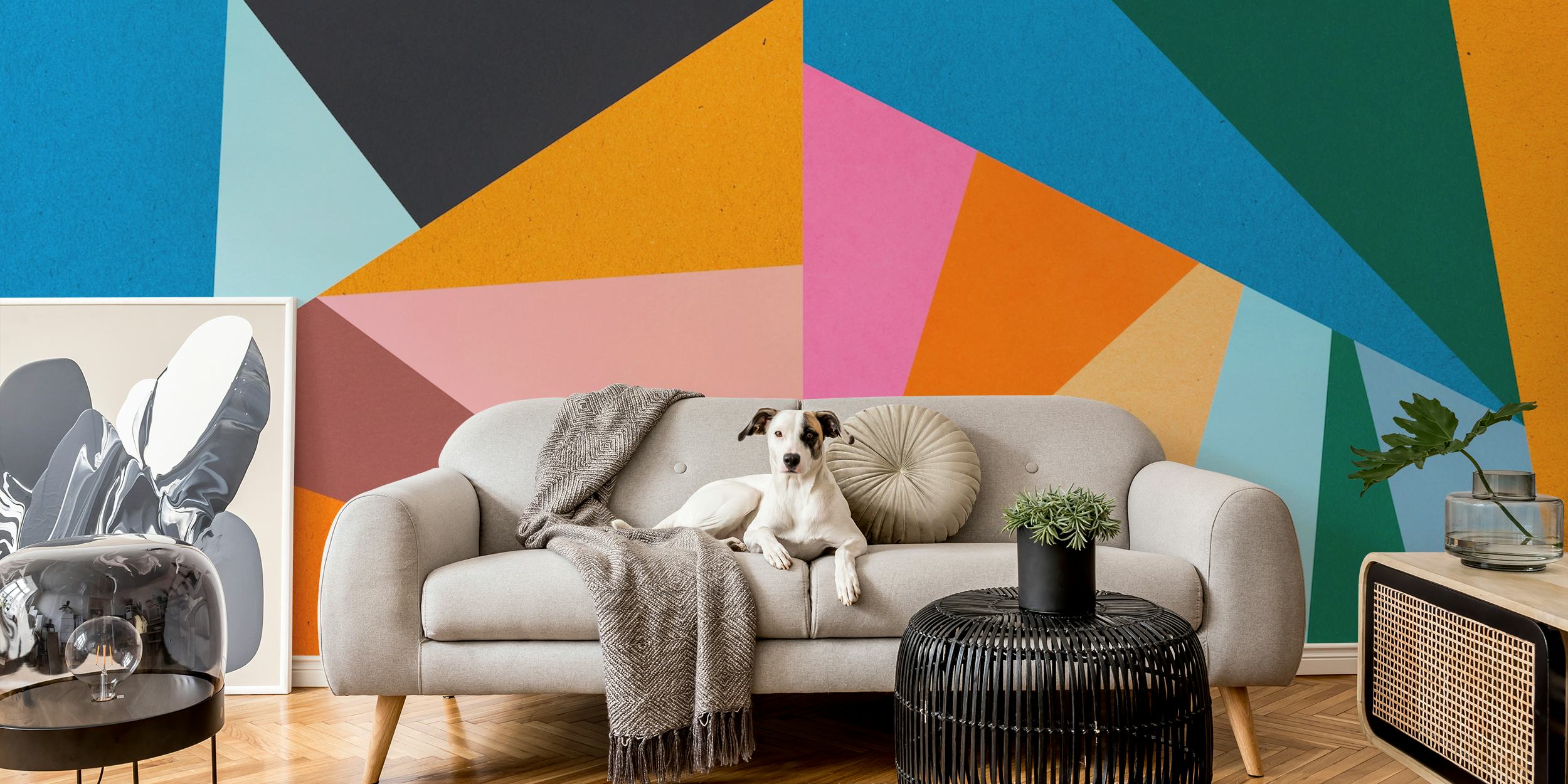 Χρωματιστό γεωμετρικό σχέδιο τοιχογραφίας με μια σειρά από φωτεινά τρίγωνα.