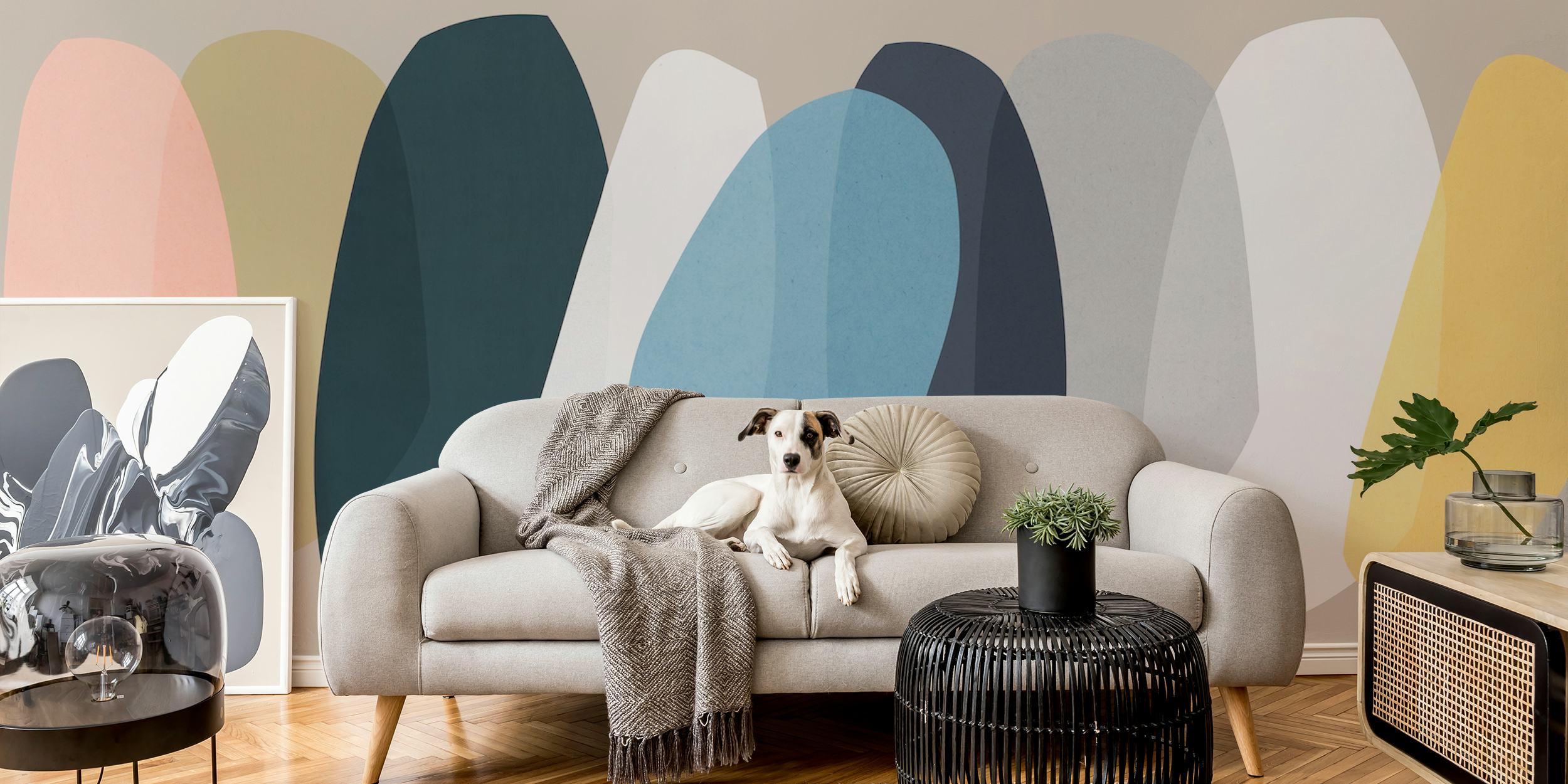 Abstraktes Wandbild aus bunten organischen Formen auf neutralem Hintergrund