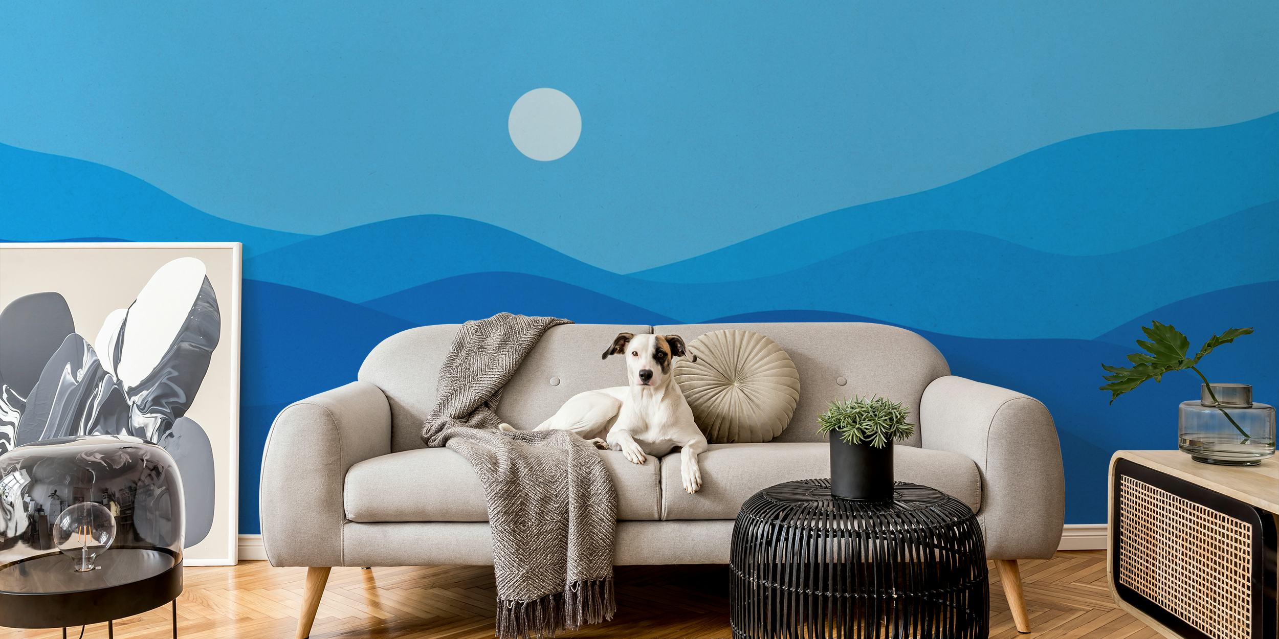 Tranquillo paesaggio acquerello blu con dolci colline e un murale con cielo illuminato dalla luna