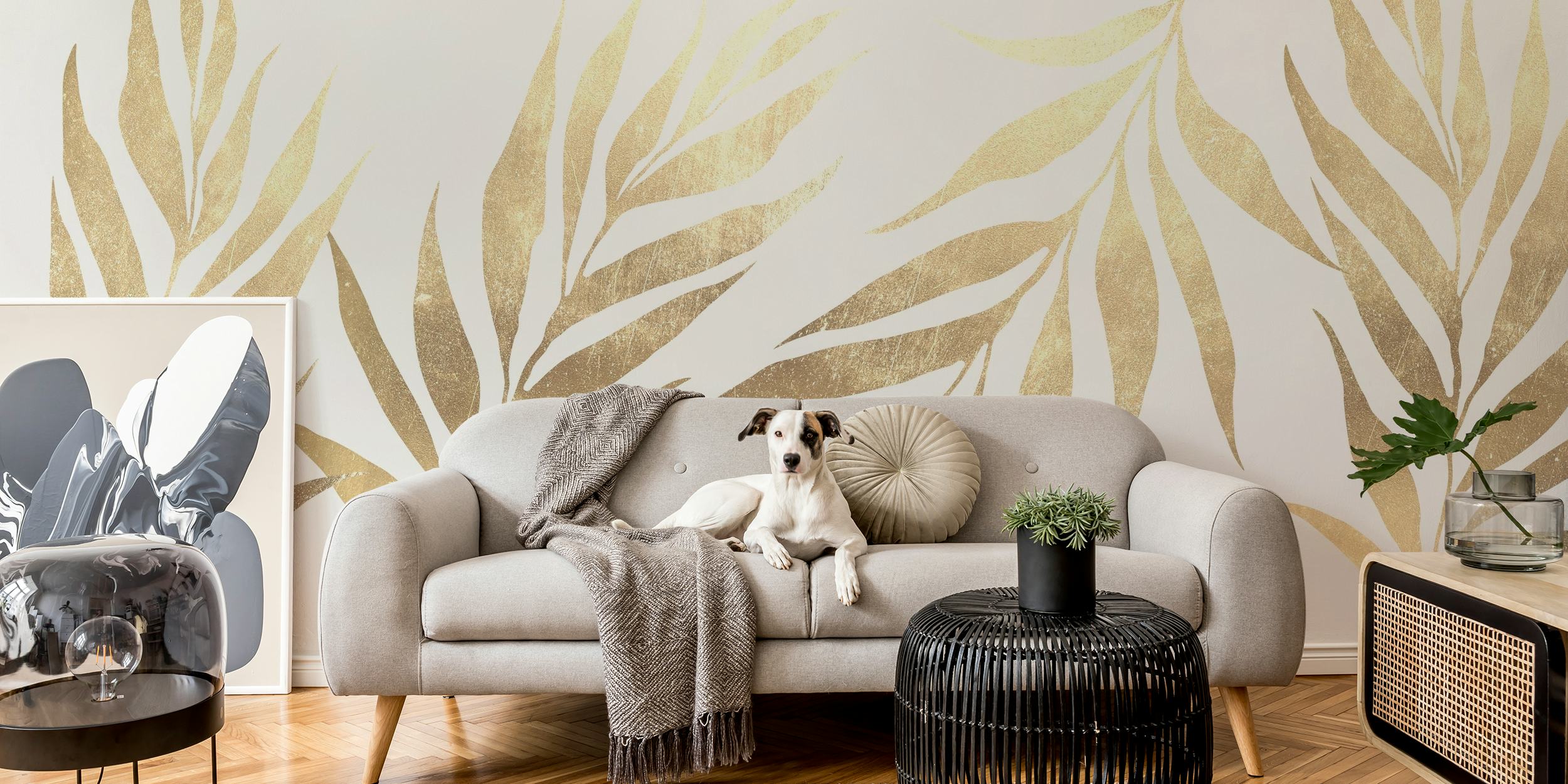 Elegant tropiske blade med gyldne nuancer på vægmaleri til indretning