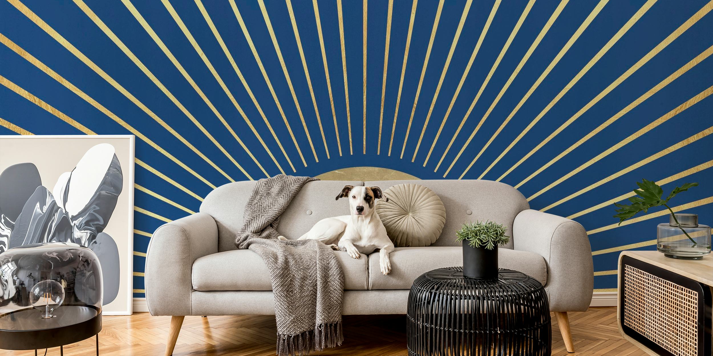Künstlerische Darstellung eines Wandgemäldes mit Sonnenstrahlen und radialen Linien auf einem tiefblauen Hintergrund