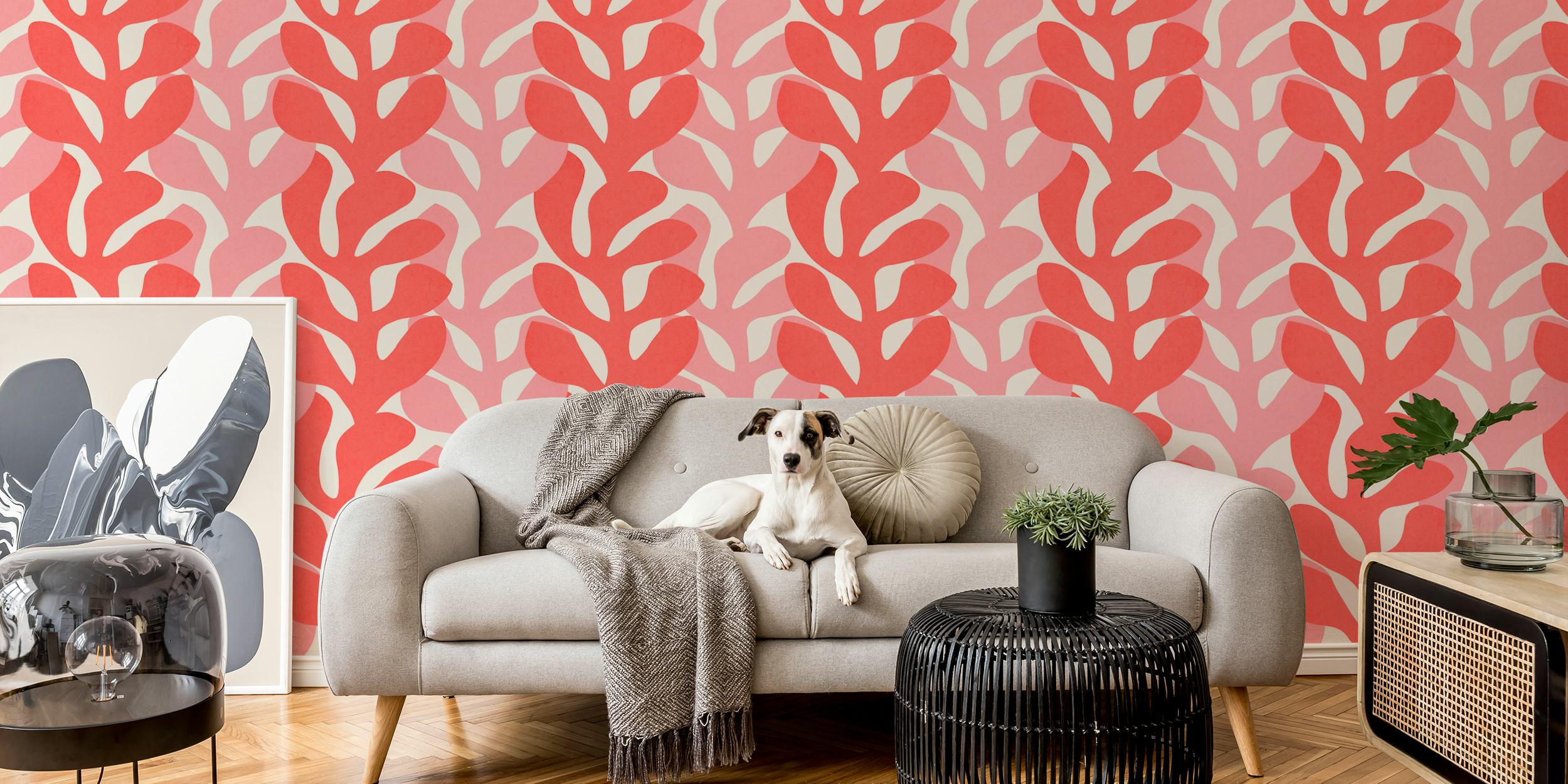Gestileerde muurschildering met bloemmotief in zachte rode en witte tinten, geïnspireerd op de kunst van Matisse