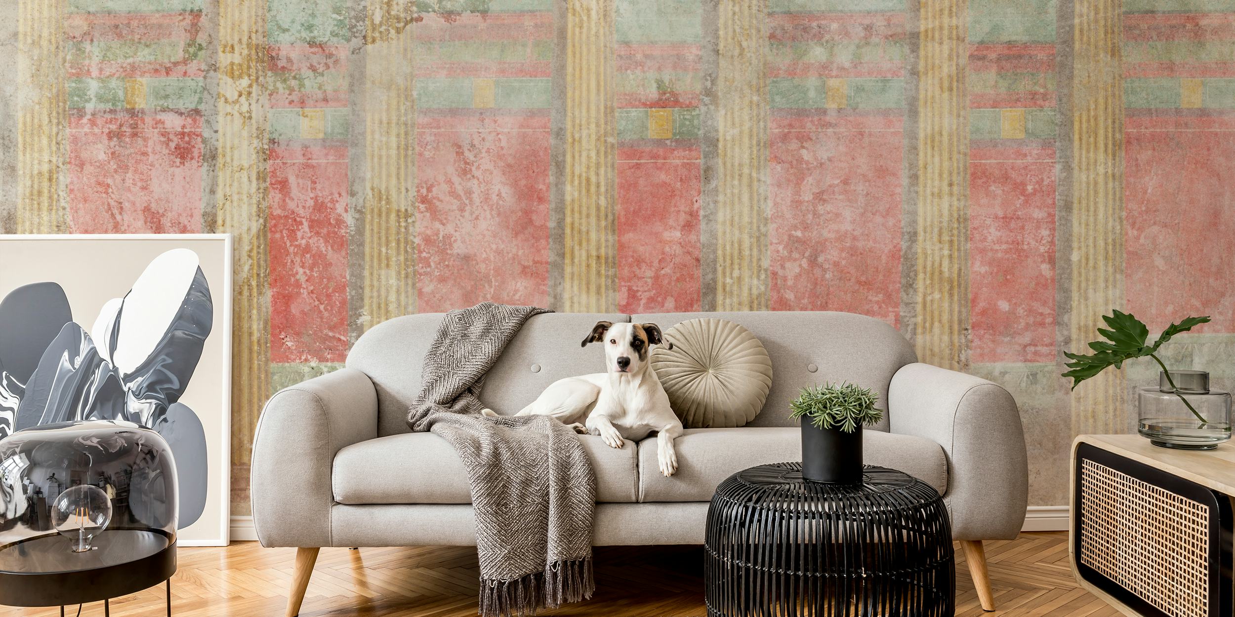 Tapeta Antique Roman Fresco Red wyeksponowana w pokoju.