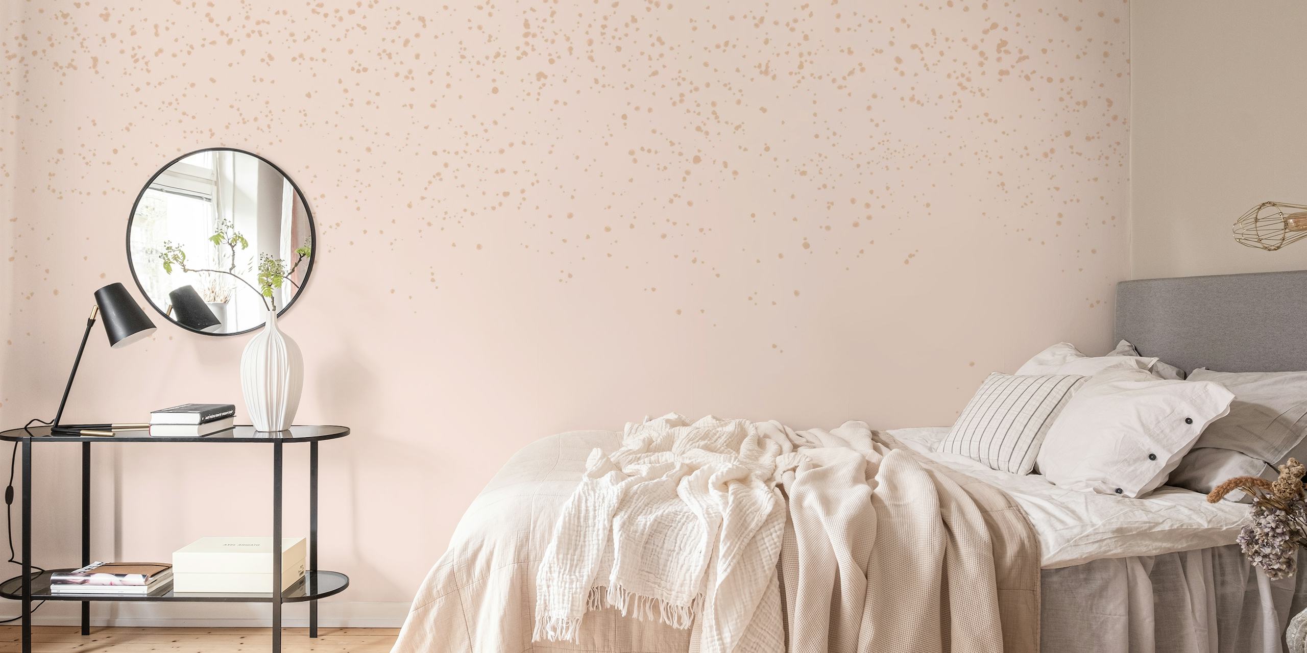 Une fresque murale en rideau rose, beige et doré à la texture douce.