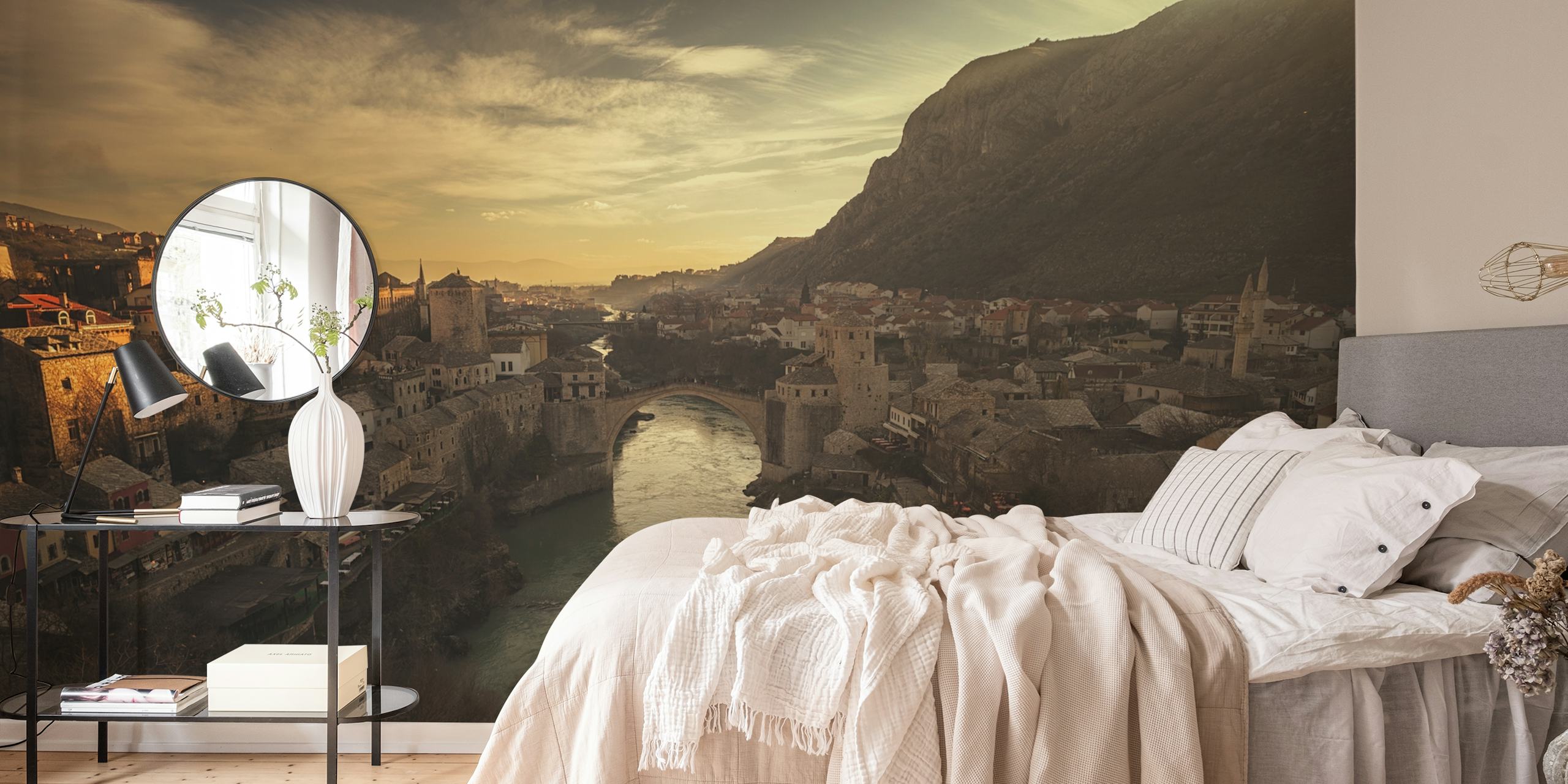 Mostar muurschildering met afbeelding van de Stari Most-brug en de rivier de Neretva in de schemering