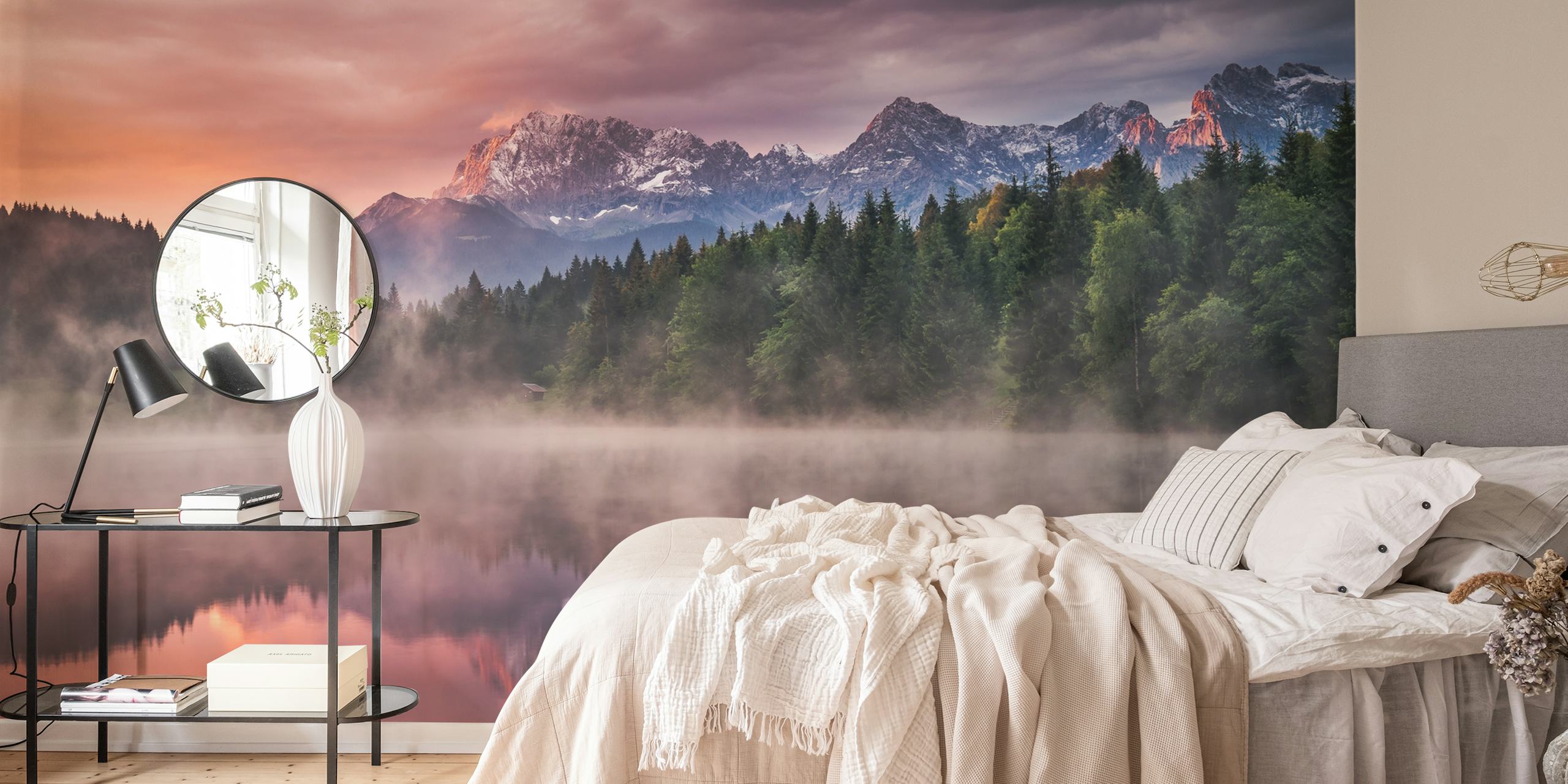 Photo murale du lever du soleil au bord du lac illustrant la beauté sereine d'un paysage montagneux ensoleillé se reflétant sur une eau calme
